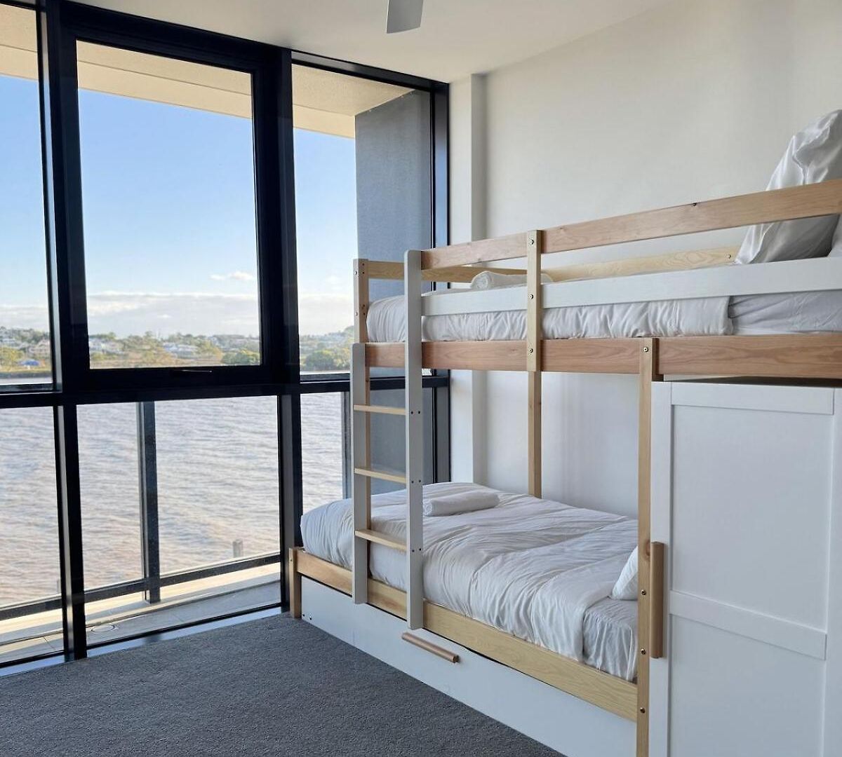 Riverfront Luxe 2bed Pool Parking Brisbane