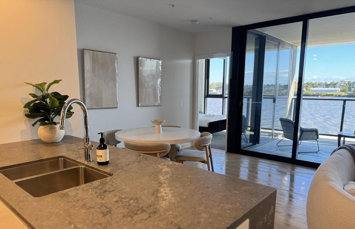 Riverfront Luxe 2bed Pool Parking