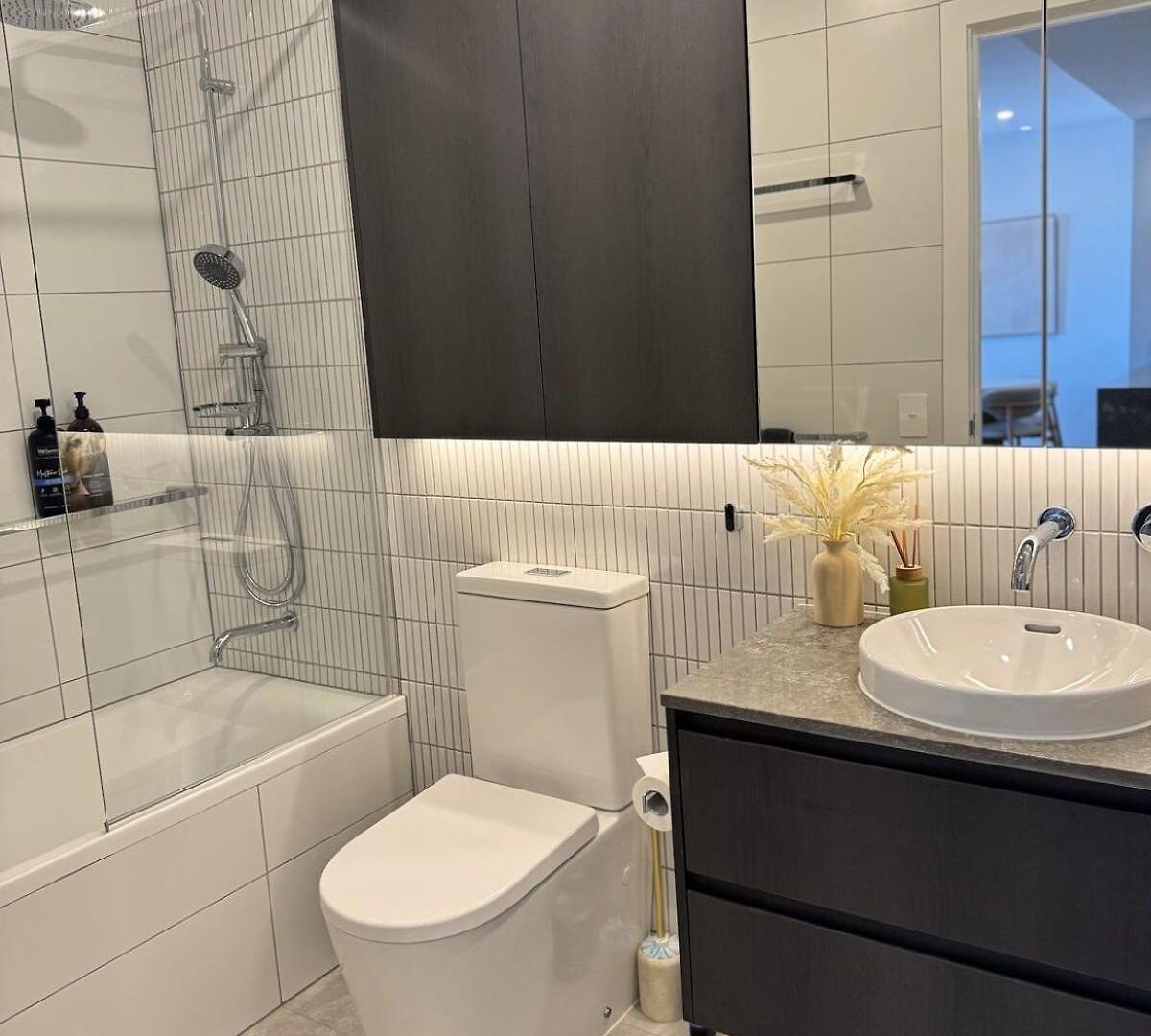 Riverfront Luxe 2bed Pool Parking *