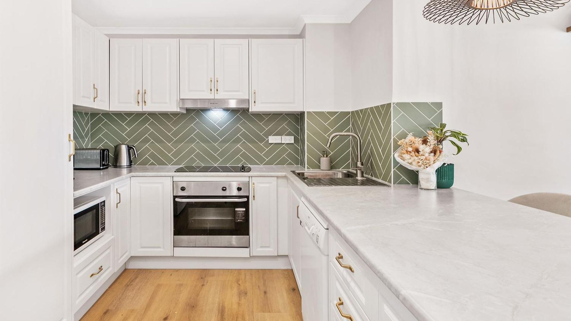 Leafy Oasis- Sunset And Mountain View,2 Bed, 2 Ensuite, Close To Cbd Apartment