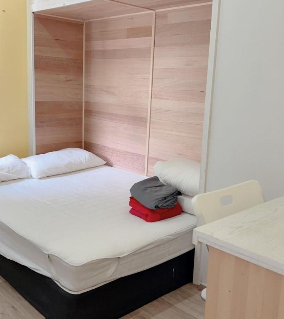 Five 2 Backpacker Hostel *