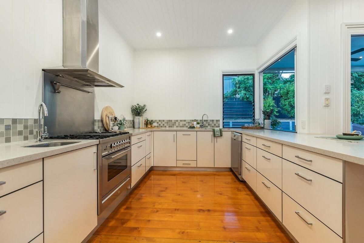Holiday home Luxury Queenslander Awaits! Sleeps 8, 3 Car Parks *