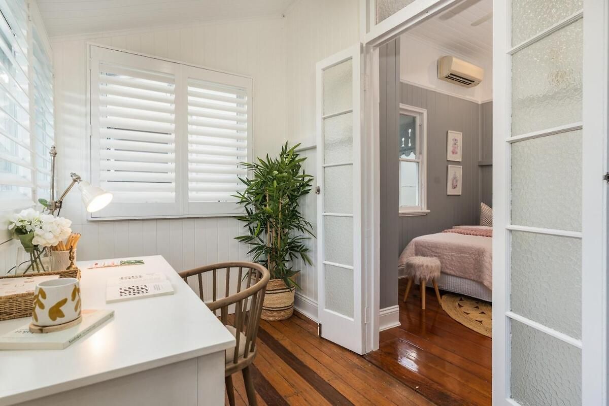 Holiday home Luxury Queenslander Awaits! Sleeps 8, 3 Car Parks