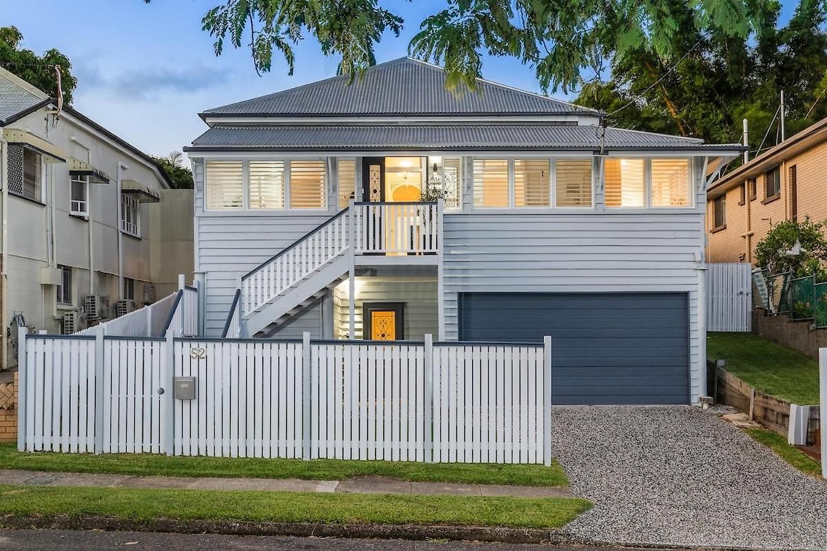 Luxury Queenslander Awaits! Sleeps 8, 3 Car Parks Holiday home *