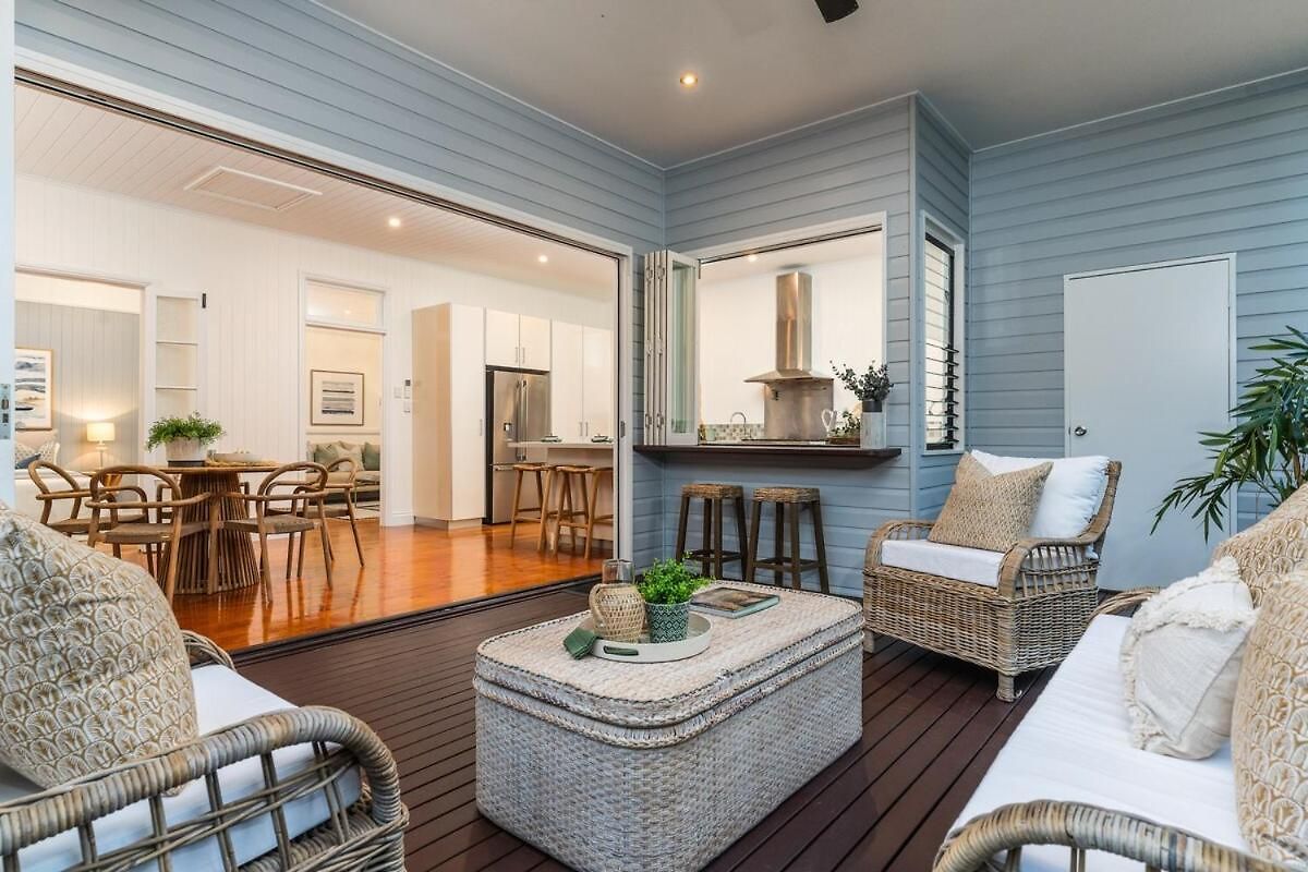 Luxury Queenslander Awaits! Sleeps 8, 3 Car Parks Brisbane