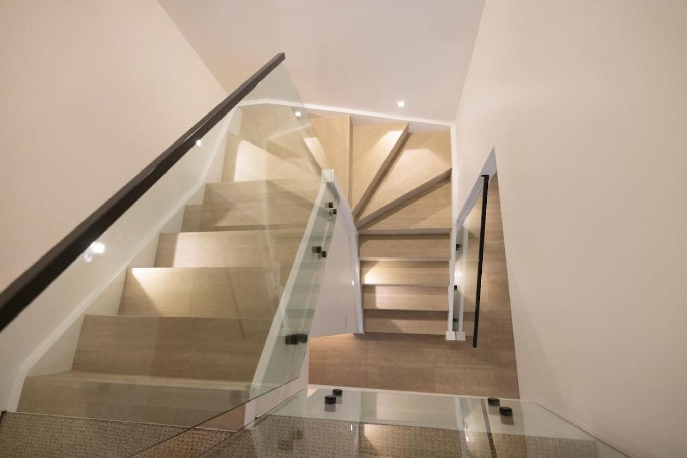 Luxury 3br- Skyhome Penthouse- Free Parking Apartment