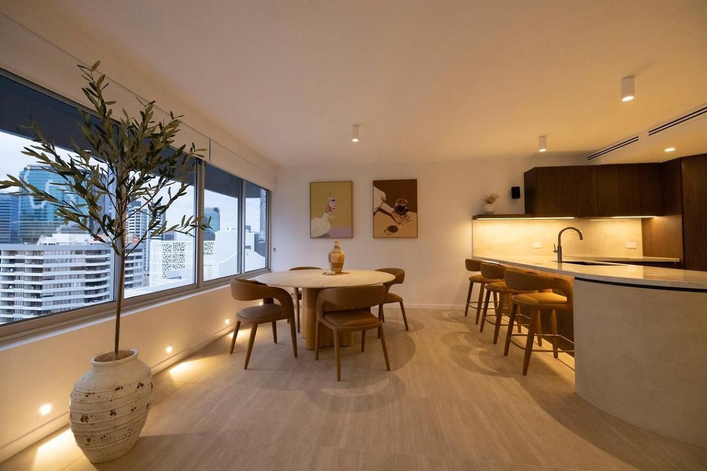 Luxury 3br- Skyhome Penthouse- Free Parking Apartment