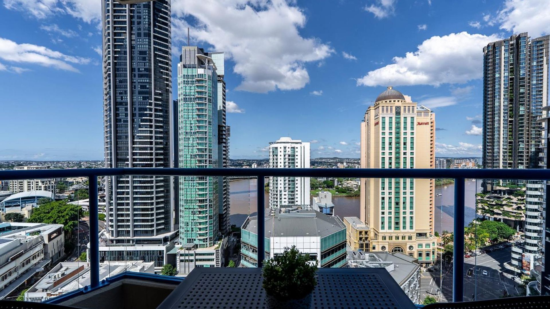 1bed 1bath With Story Bridge And River Views, Parking, And Private Balcony M7