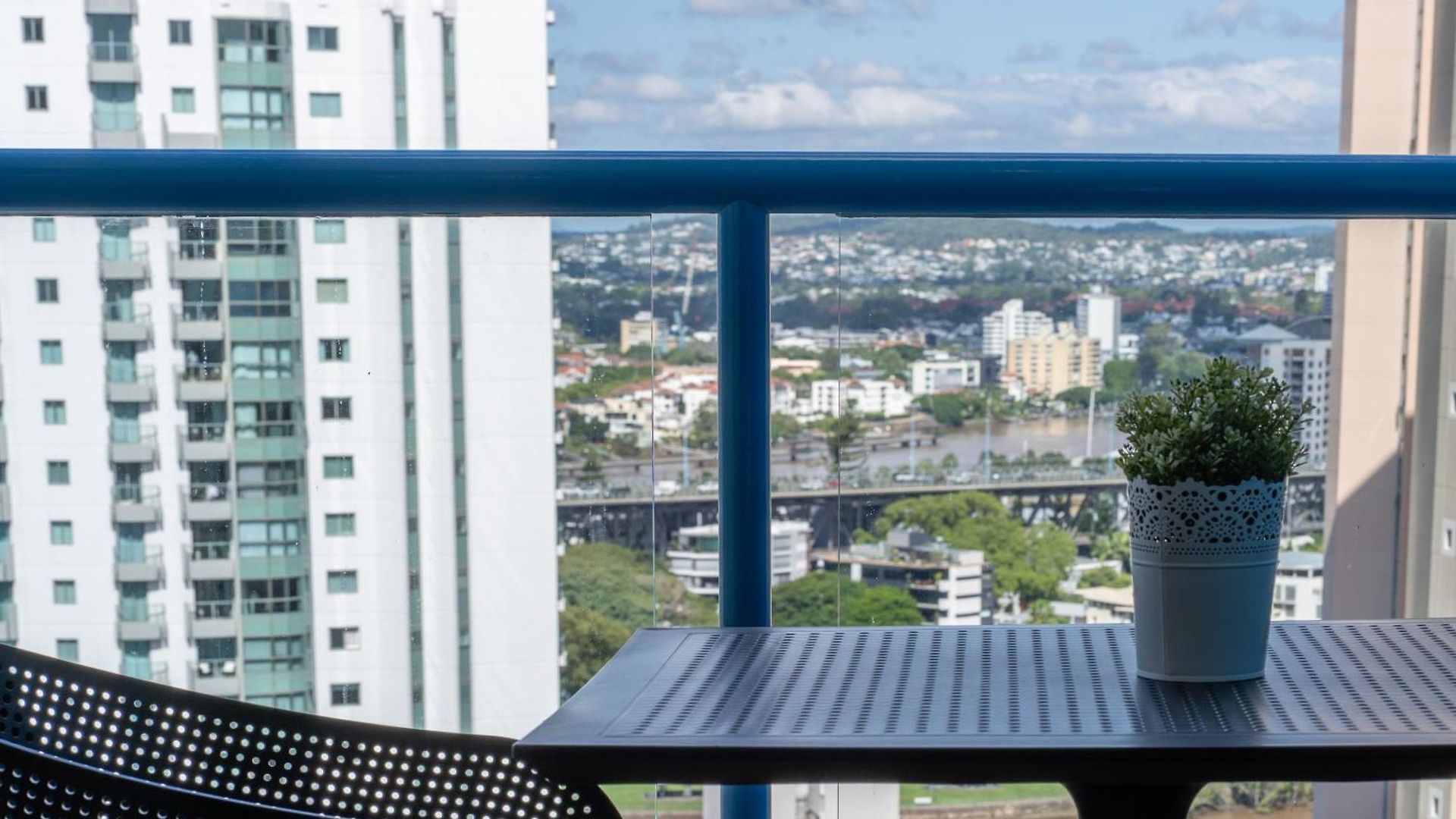 1bed 1bath With Story Bridge And River Views, Parking, And Private Balcony M7 * Brisbane