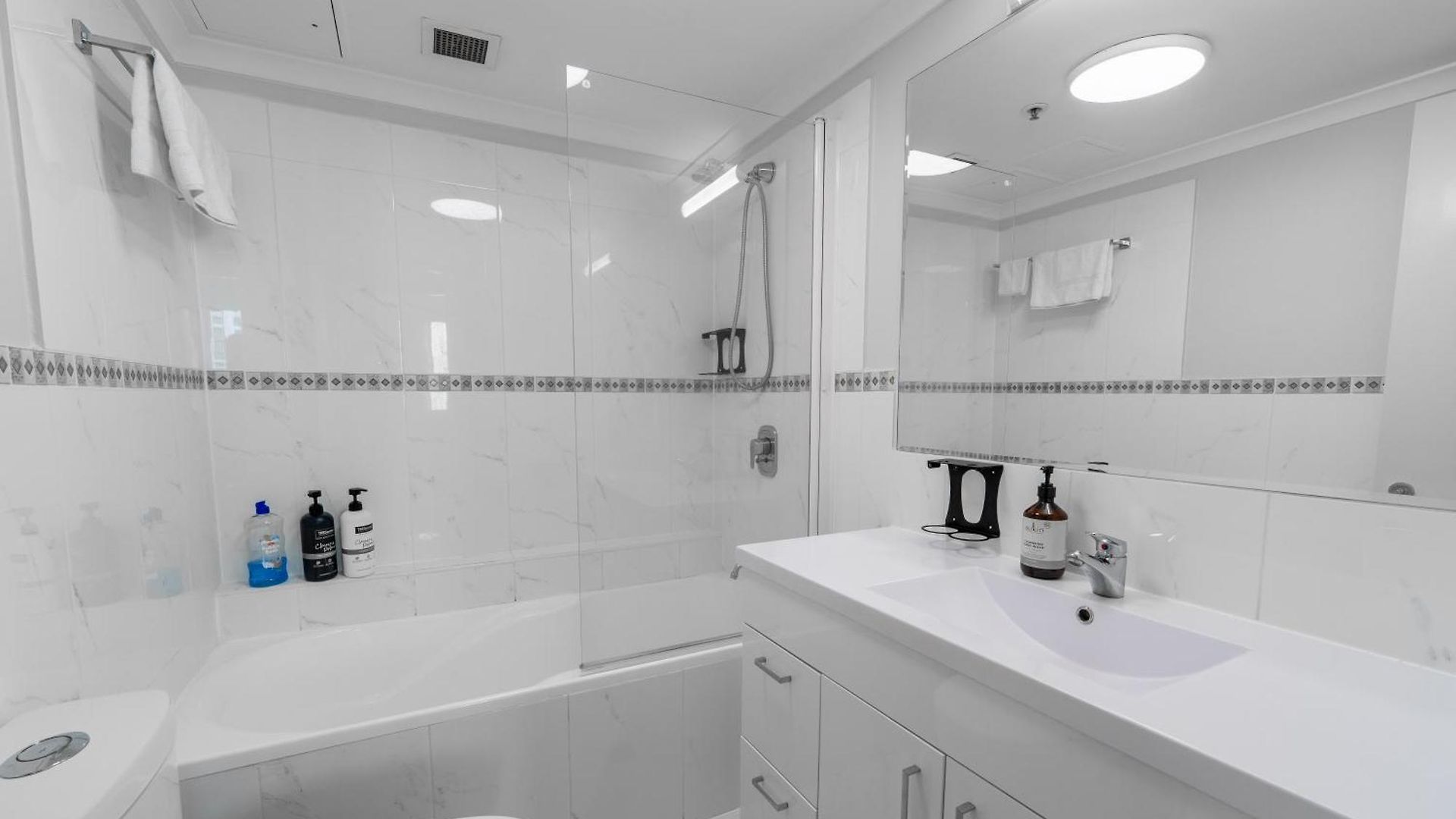 1bed 1bath With Story Bridge And River Views, Parking, And Private Balcony M7 Apartment *