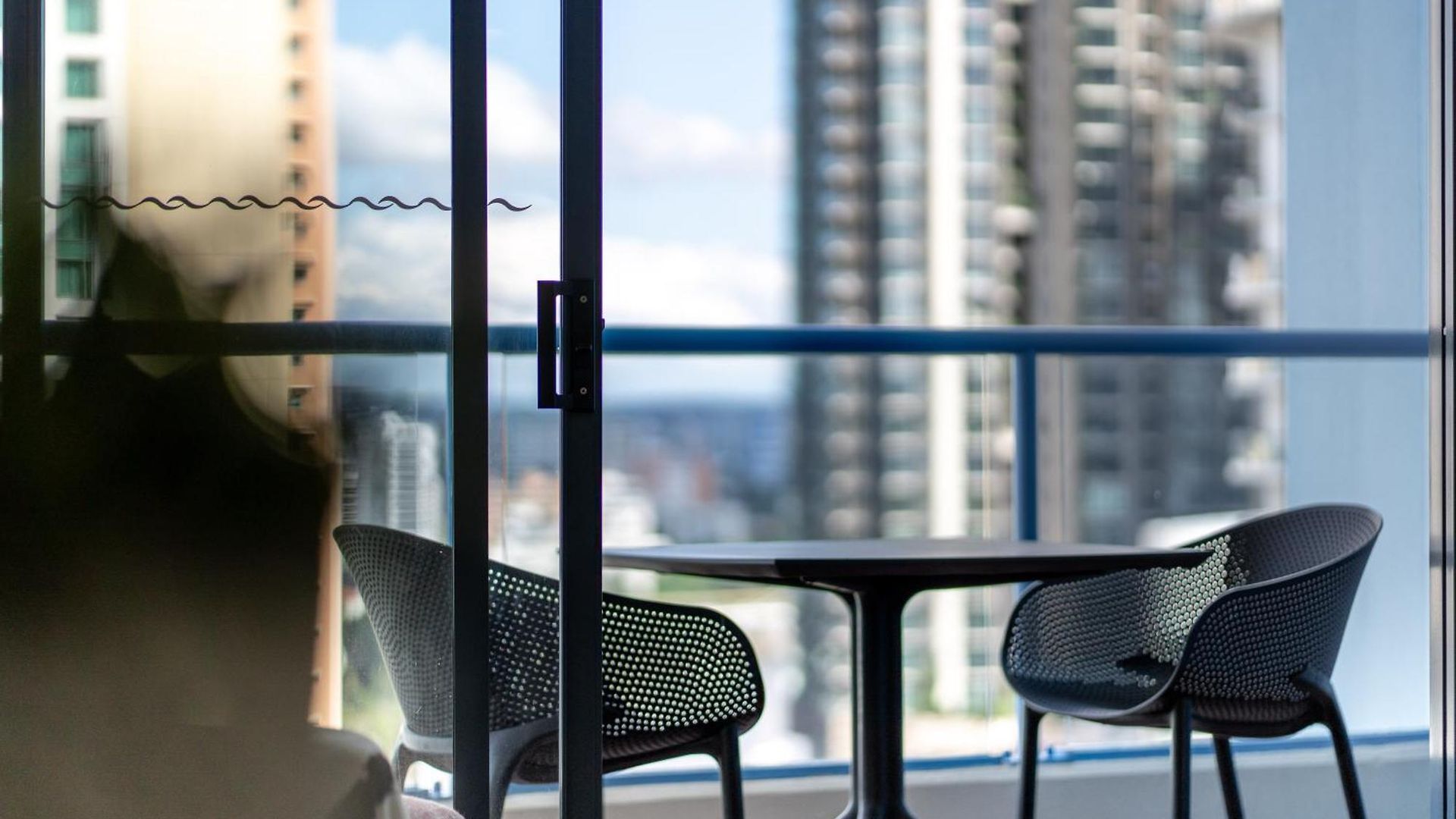 1bed 1bath With Story Bridge And River Views, Parking, And Private Balcony M7 Brisbane