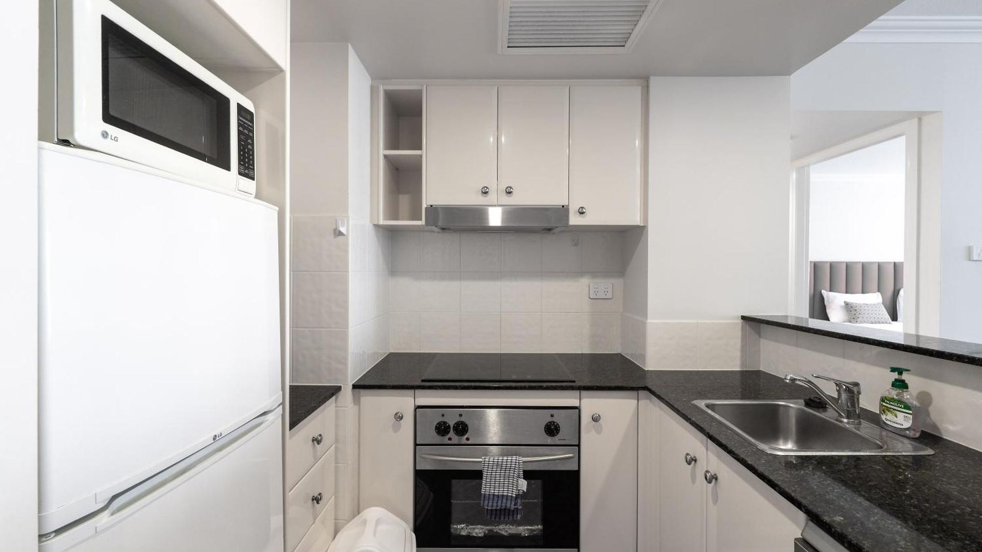 1bed 1bath With Story Bridge And River Views, Parking, And Private Balcony M7 * Brisbane