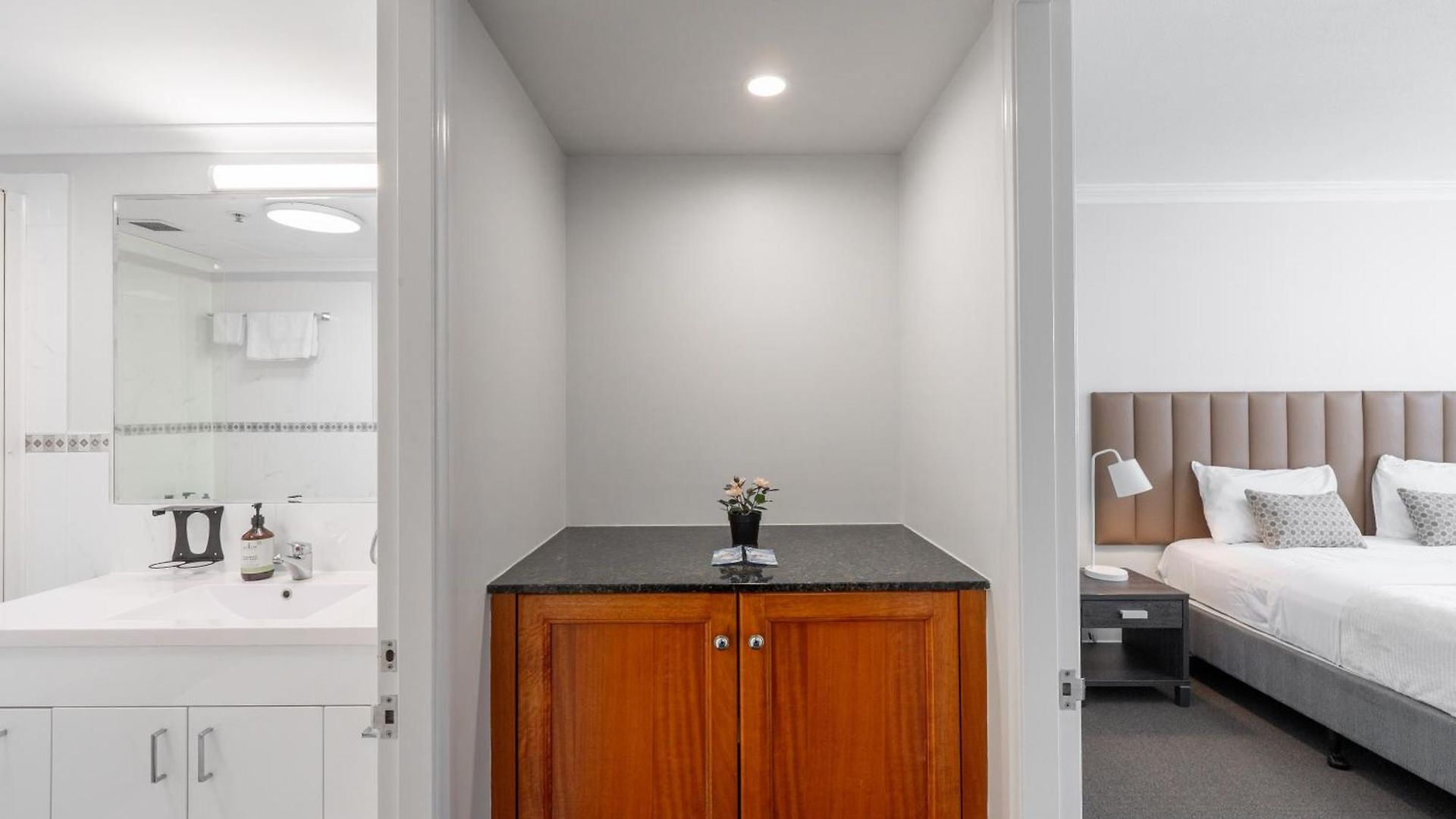 1bed 1bath With Story Bridge And River Views, Parking, And Private Balcony M7