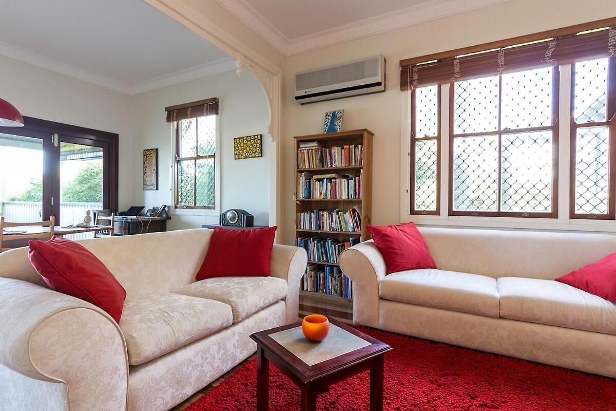 Bardon Oasis-whole House & Great Deck To Yourself Holiday home *
