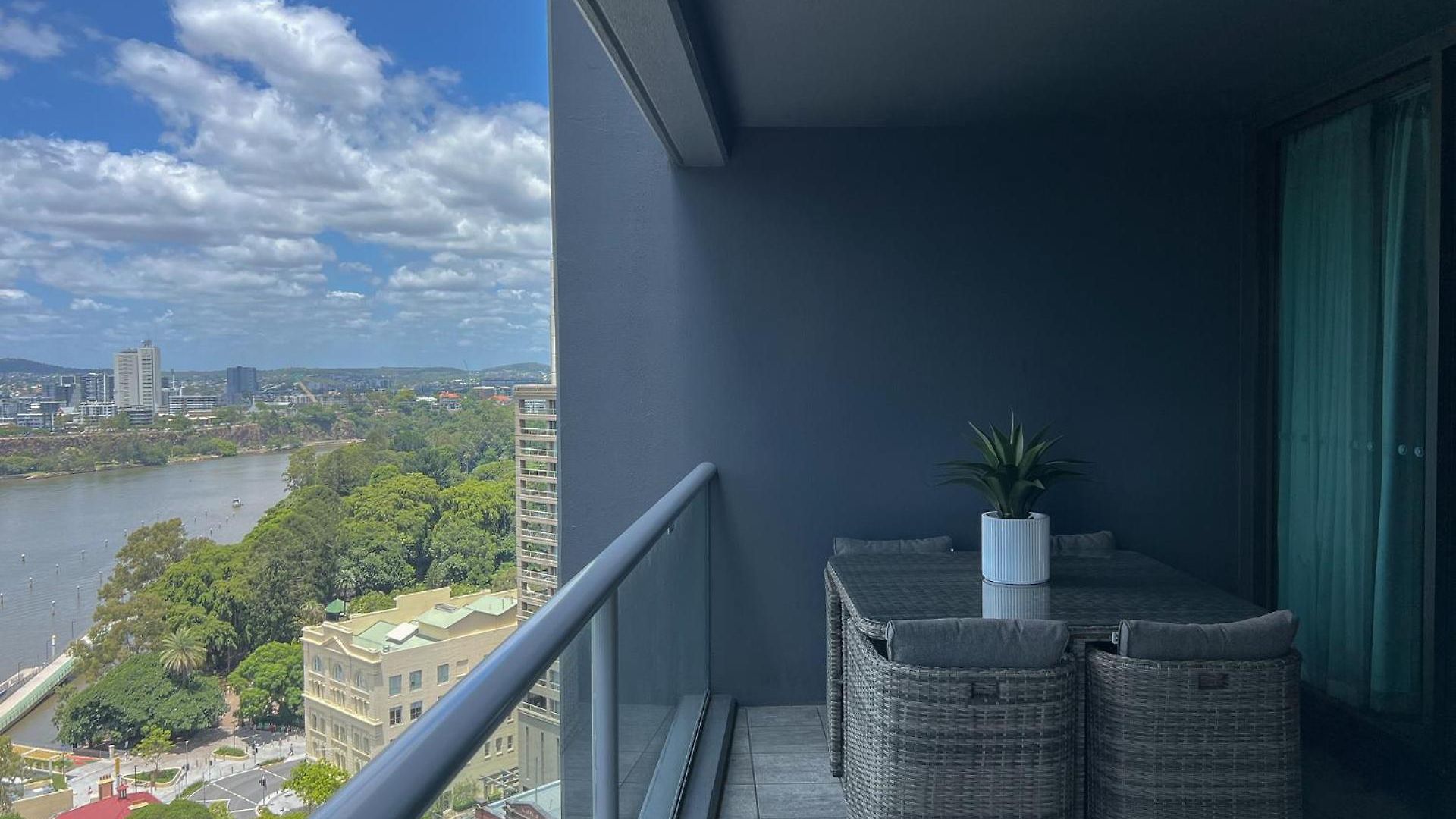Luxury Cbd 2b2b Balcony Views Free Parking Apartment