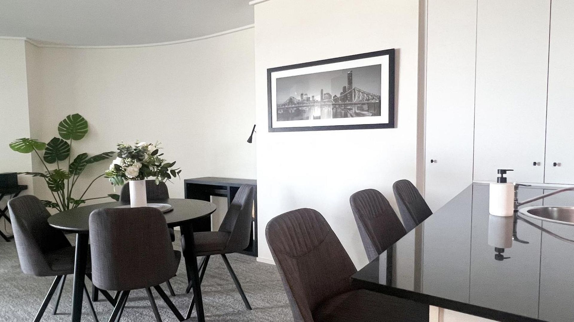 Luxury Cbd 2b2b Balcony Views Free Parking Apartment
