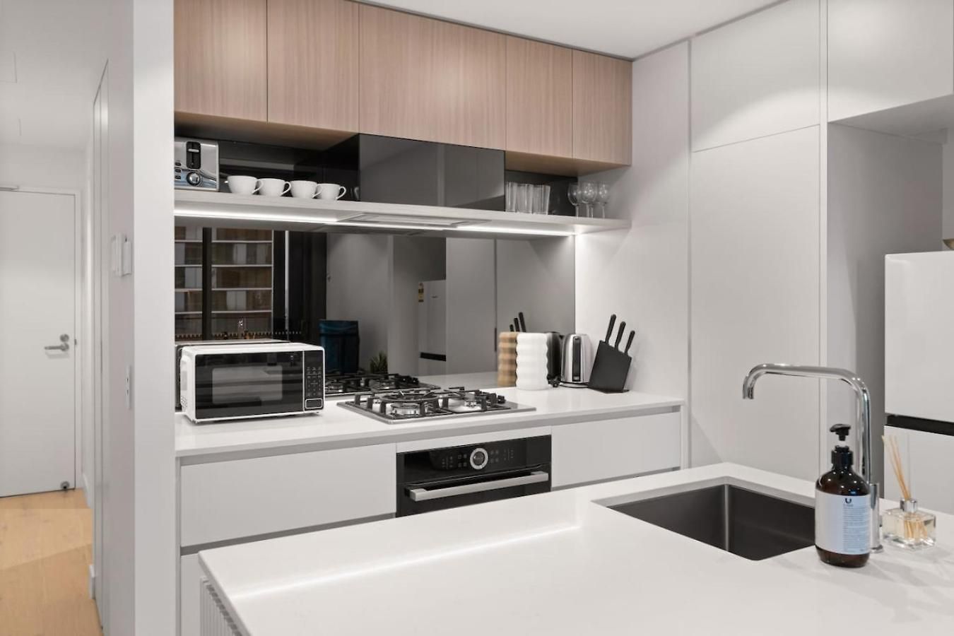 1 Bedroom In Queens Wharf Apartment *