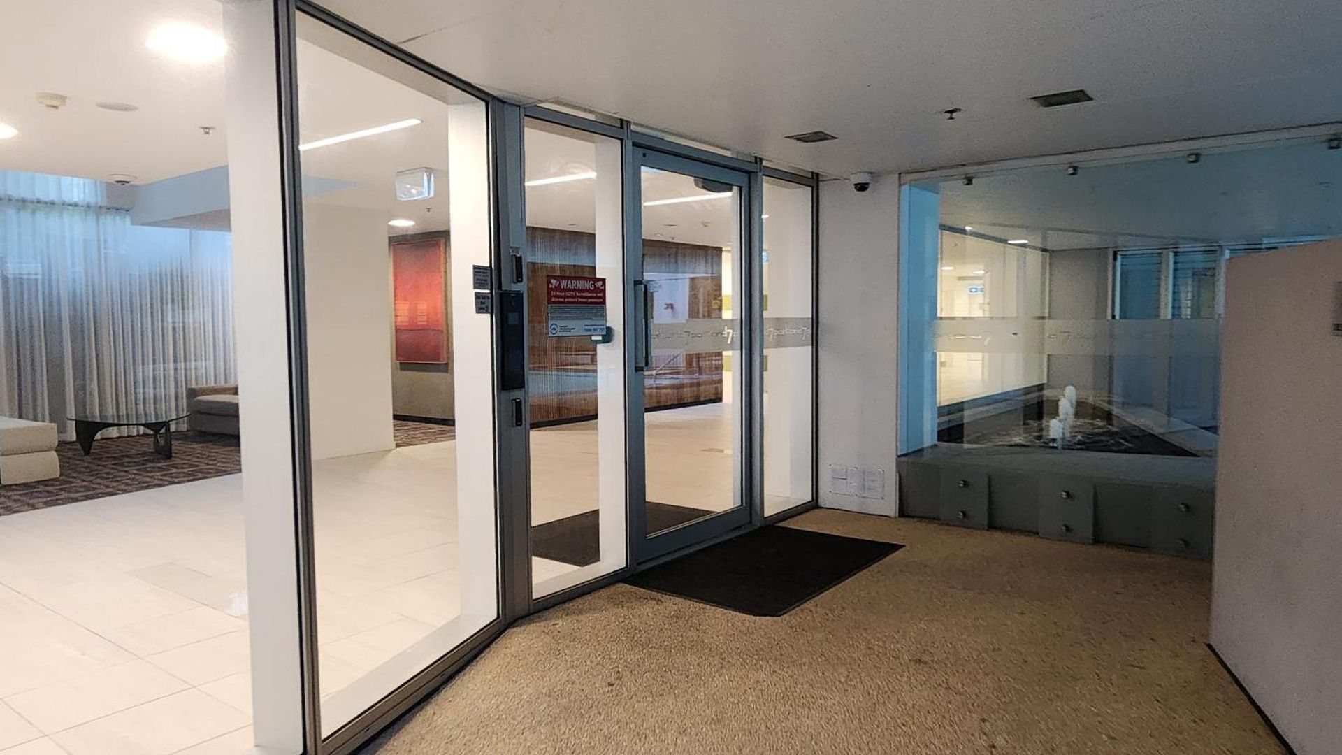 Spacious 1 Bedroom Mezzanine With Large Bath Views 2 Free Parking Spots Apartment Brisbane