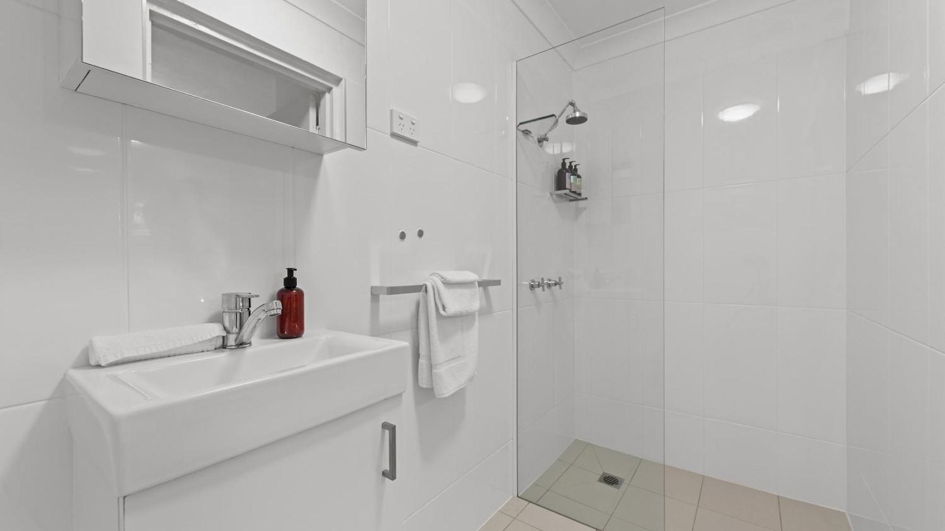 Apartment Cozy Near Gabba W Ac, Free Laundry & Q Bed Brisbane