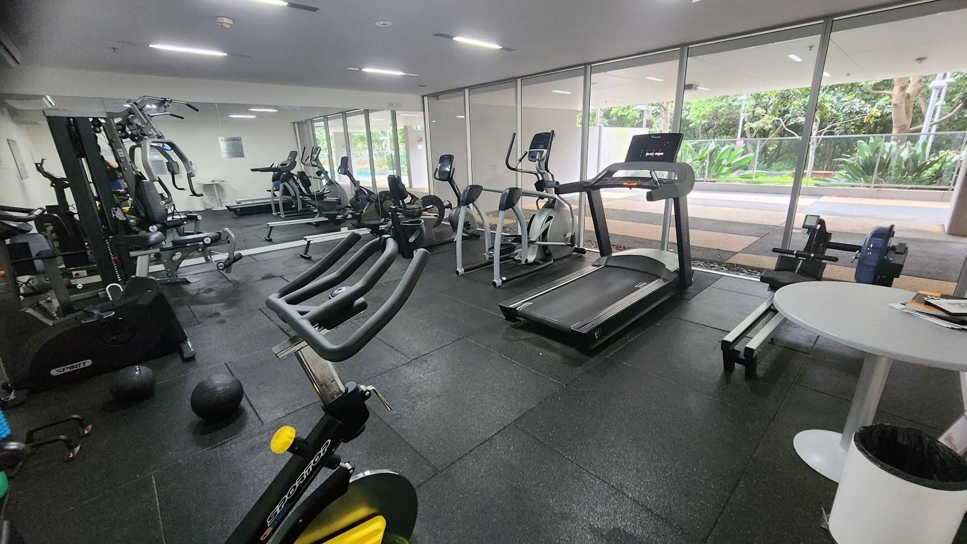 Spacious 1 Bedroom Mezzanine With Large Bath Views 2 Free Parking Spots * Brisbane