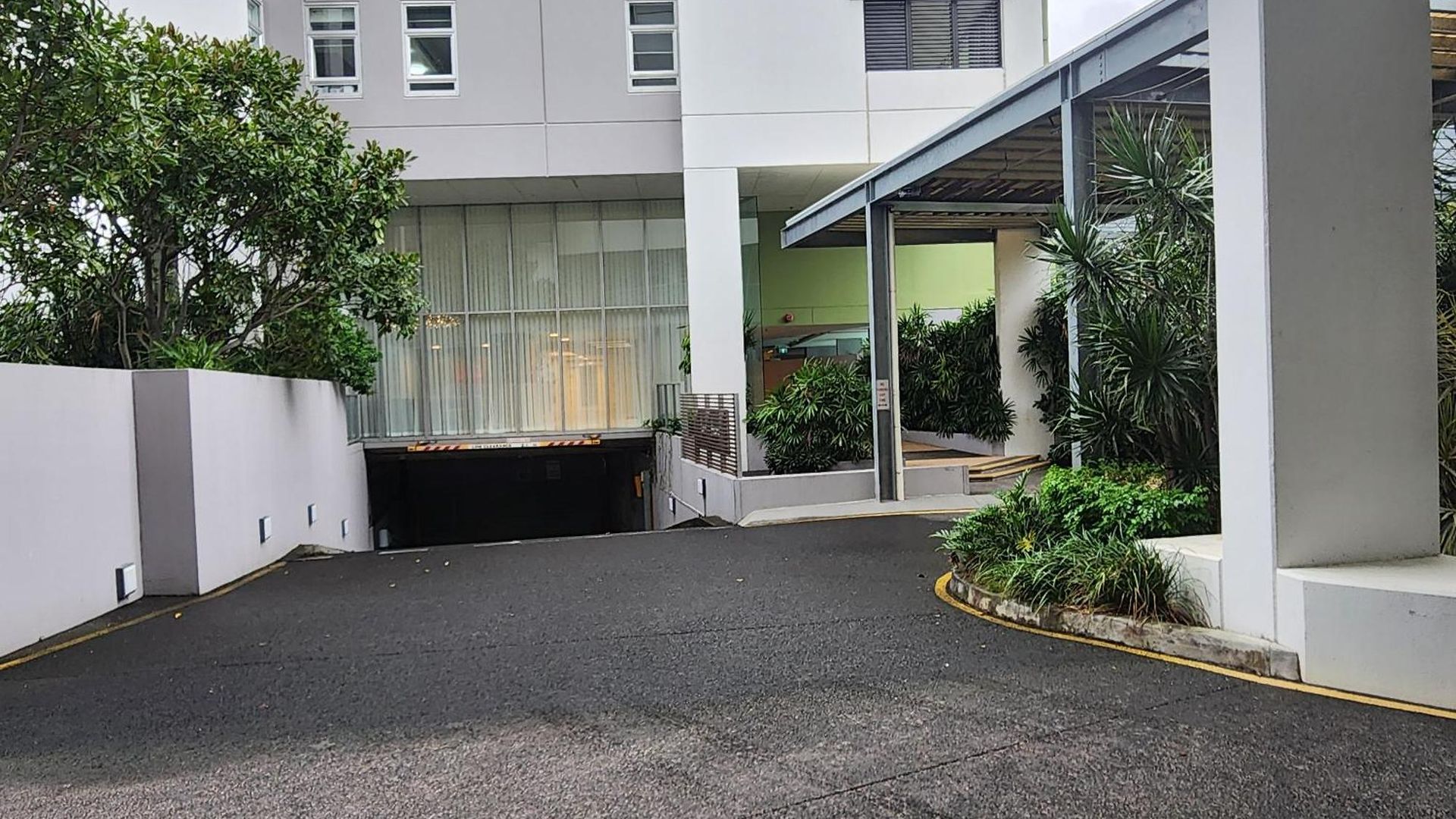Spacious 1 Bedroom Mezzanine With Large Bath Views 2 Free Parking Spots Apartment *