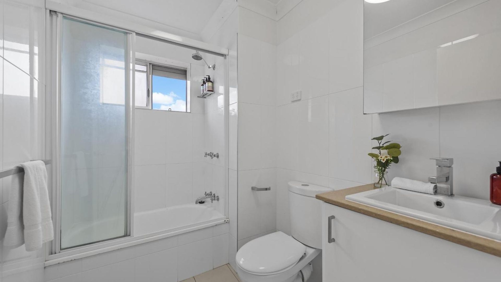 Stylish 3brm With Views,free Parking & Wifi Apartment