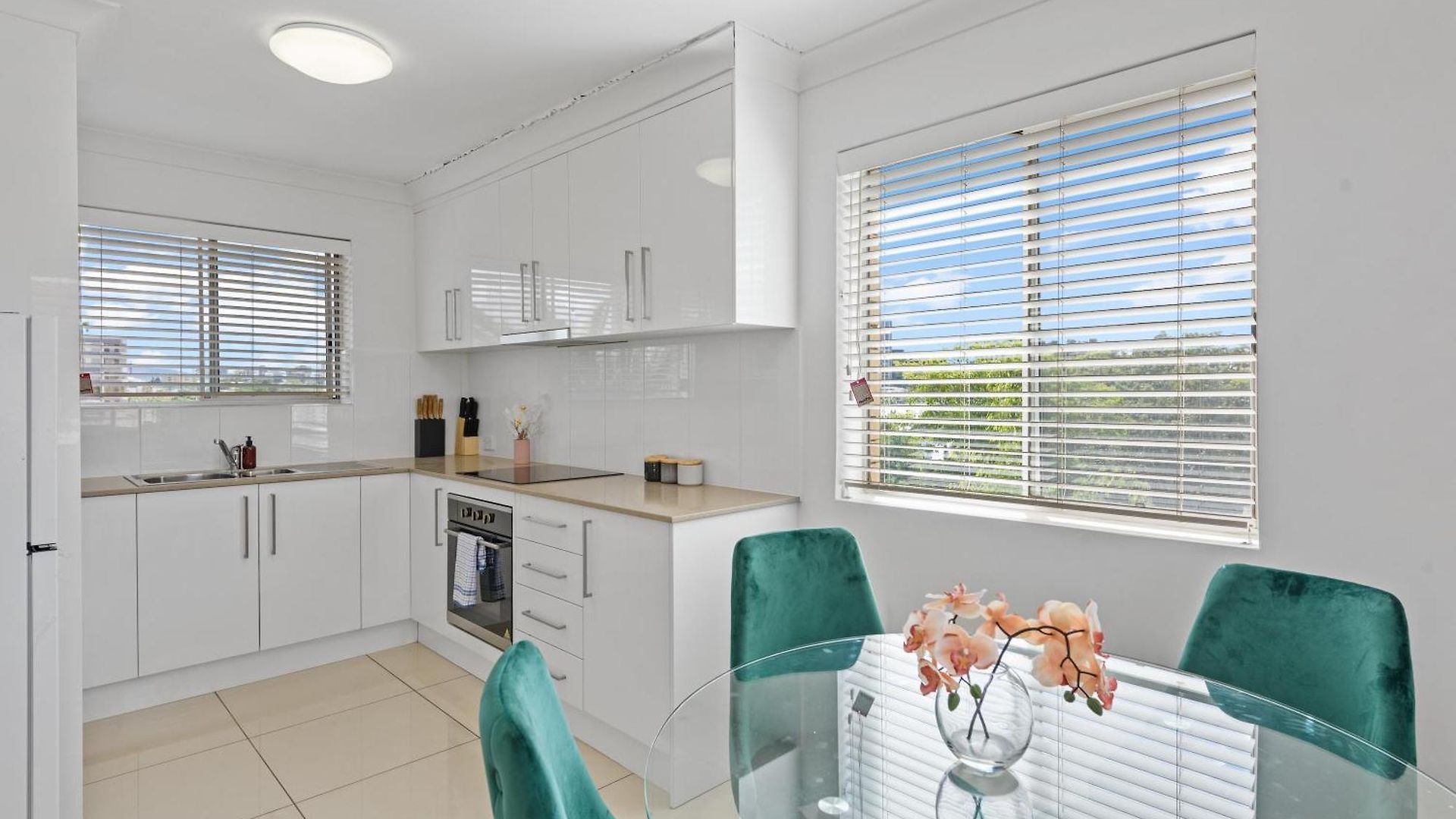 Stylish 3brm With Views,free Parking & Wifi Apartment *