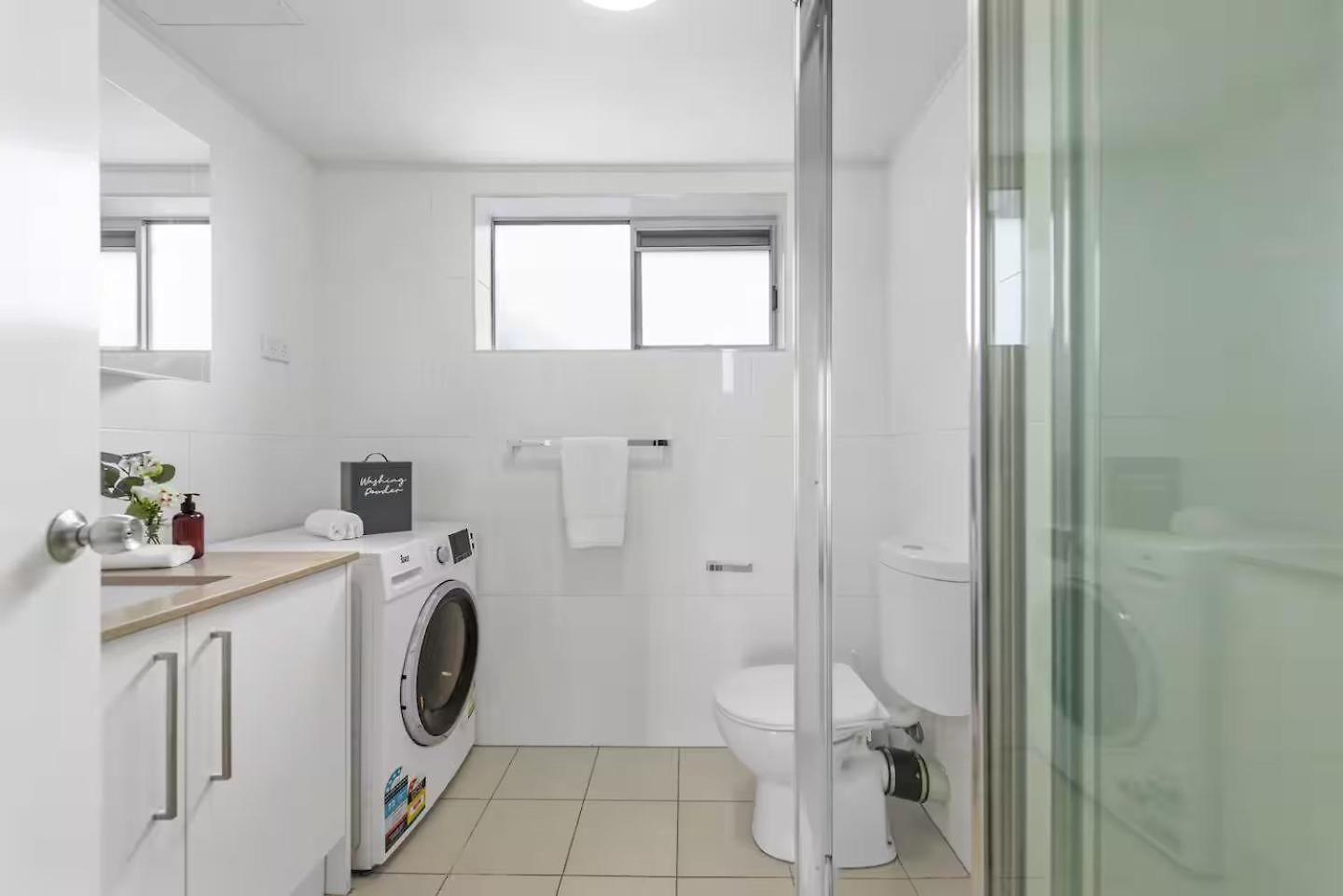 Stylish 2brm Close To Gabba With Parking & Wifi Apartment