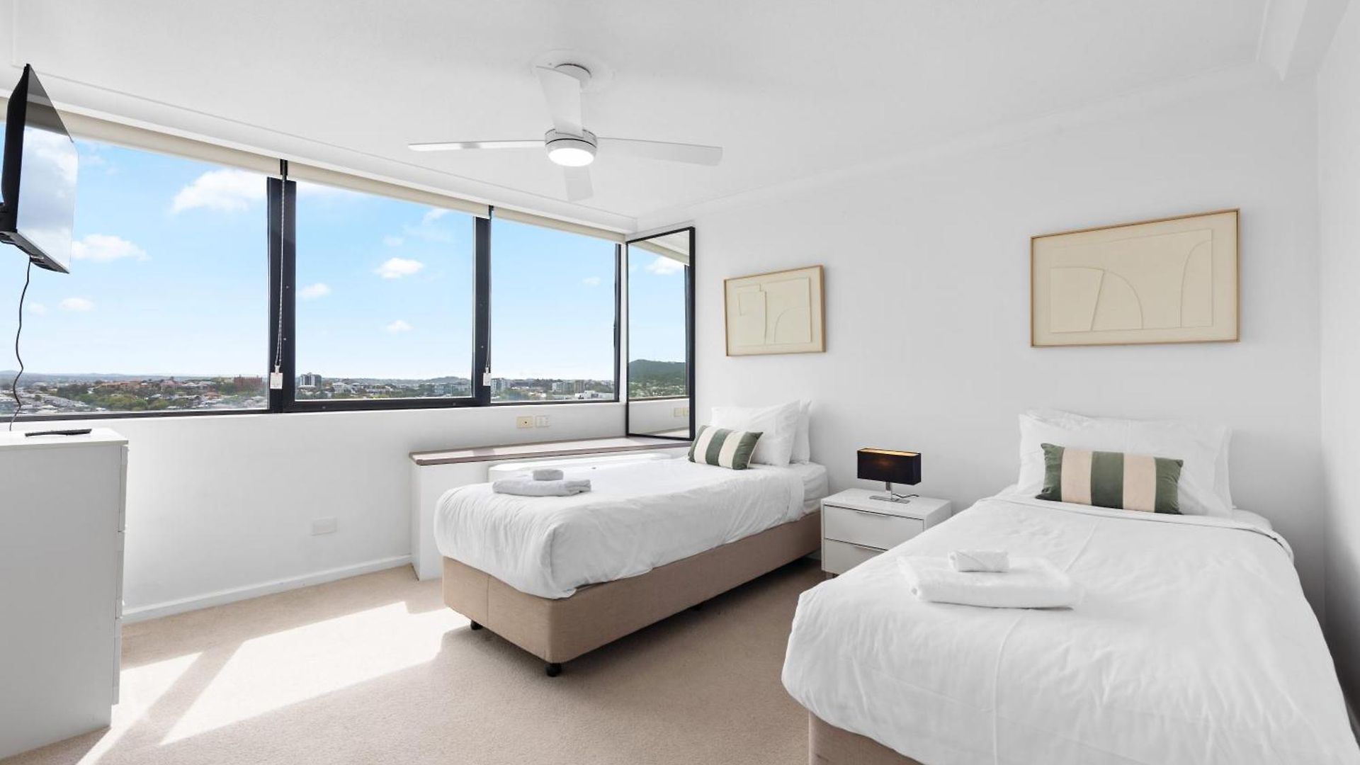 Apartment Cbd Near Stadium With Mountain Views! *