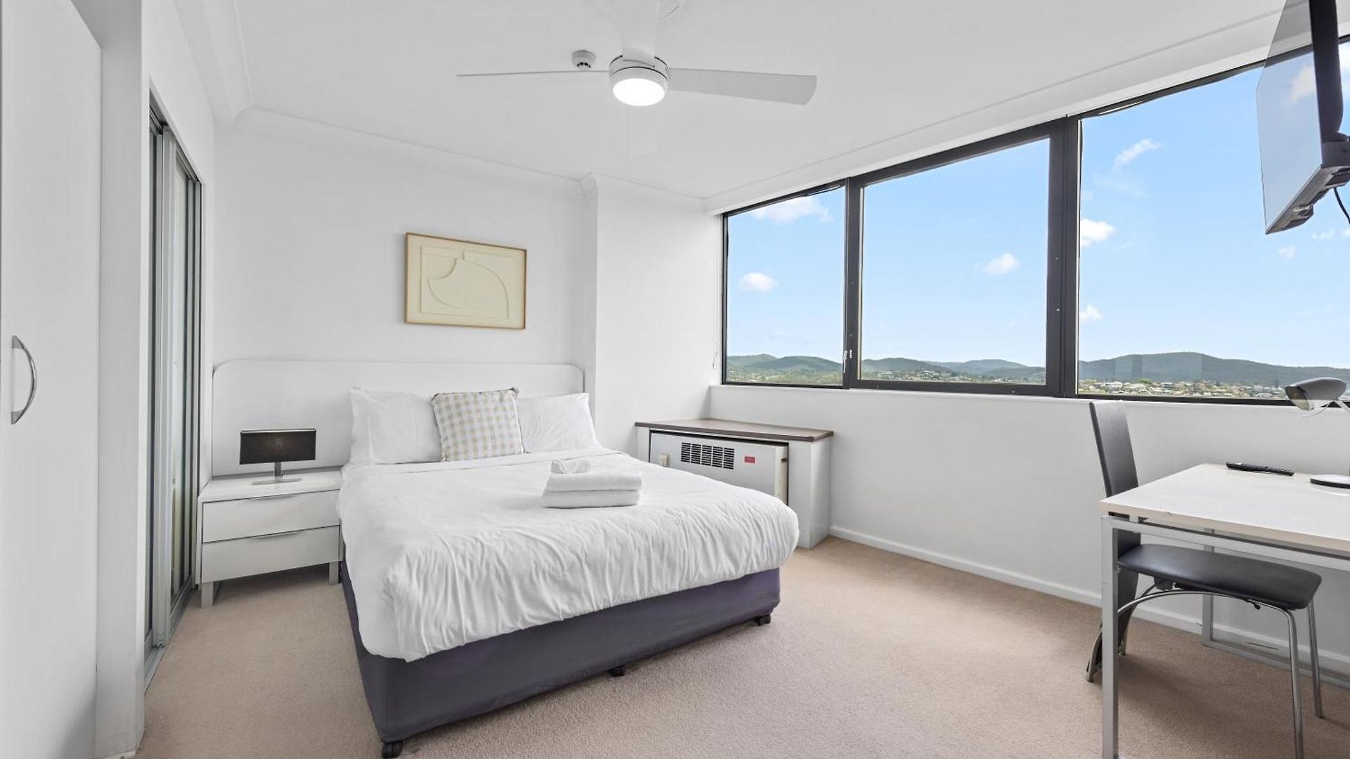 Cbd Near Stadium With Mountain Views! Apartment
