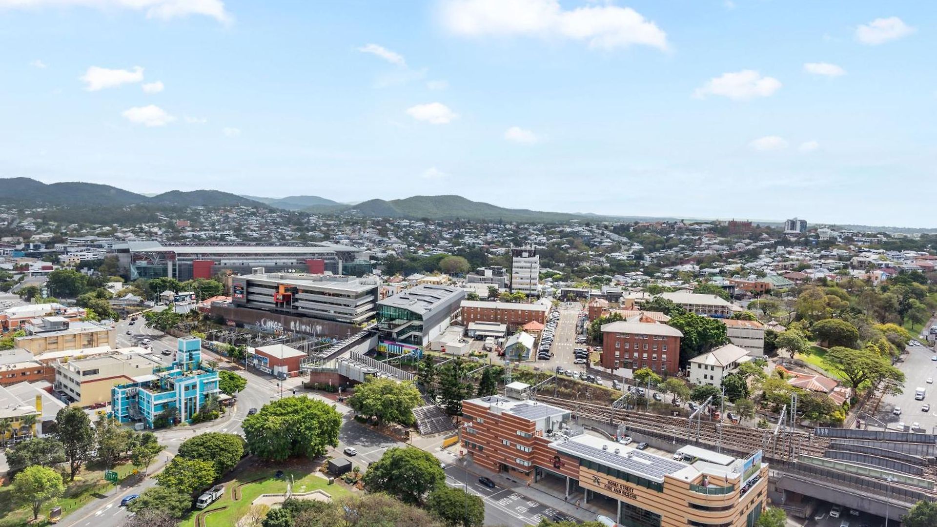 Cbd Near Stadium With Mountain Views!