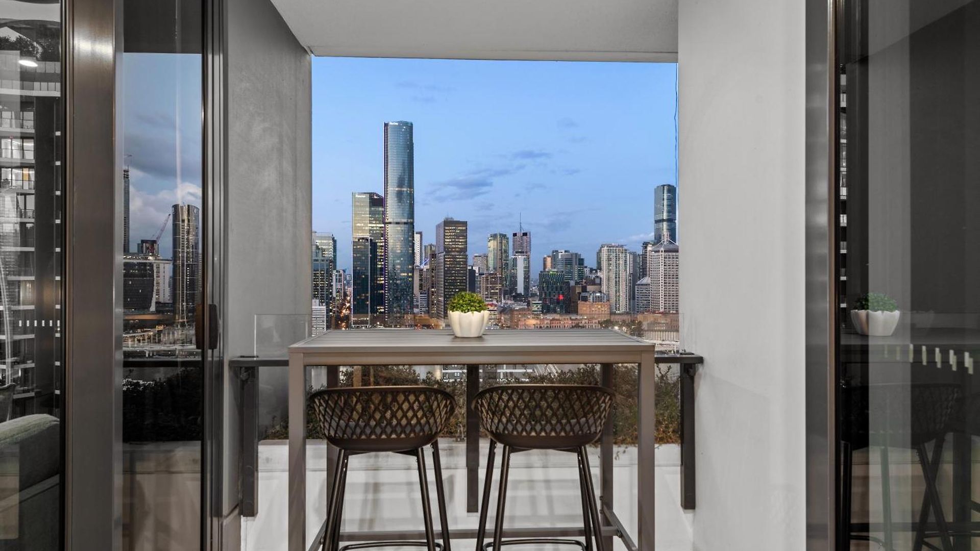 Altitude - Stunning & River Views! Apartment *