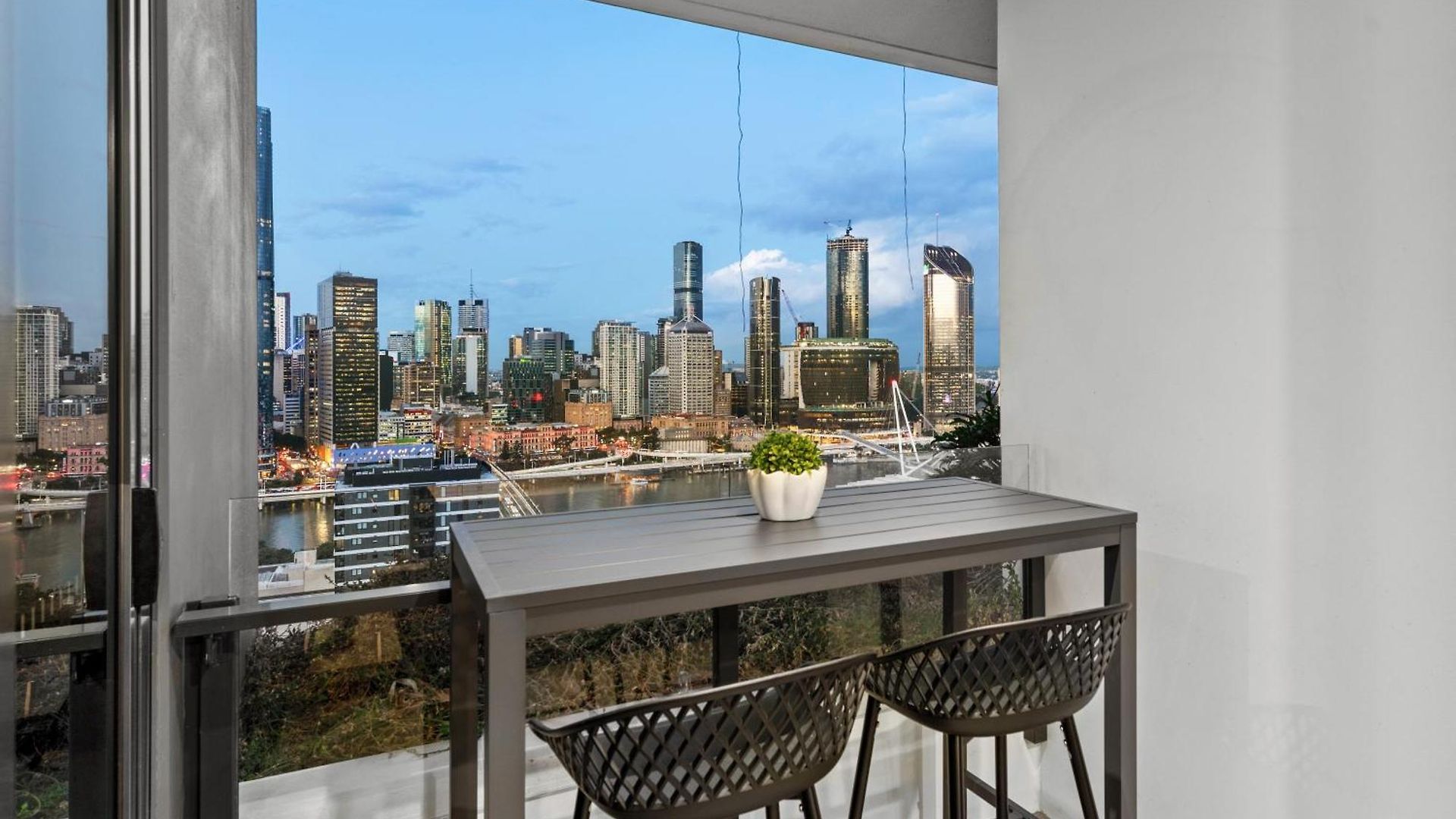 Altitude - Stunning & River Views! * Brisbane