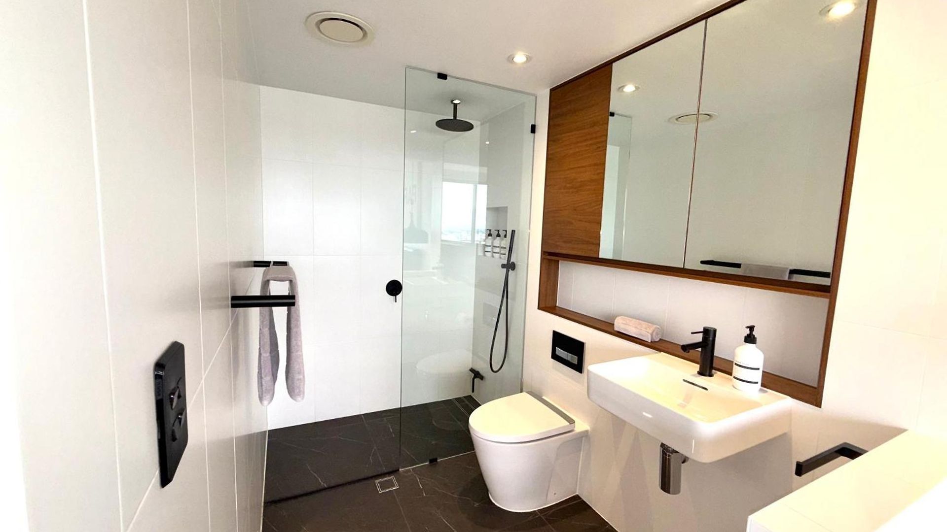 Luxury 2br - Skyline Views - Free Parking Apartment