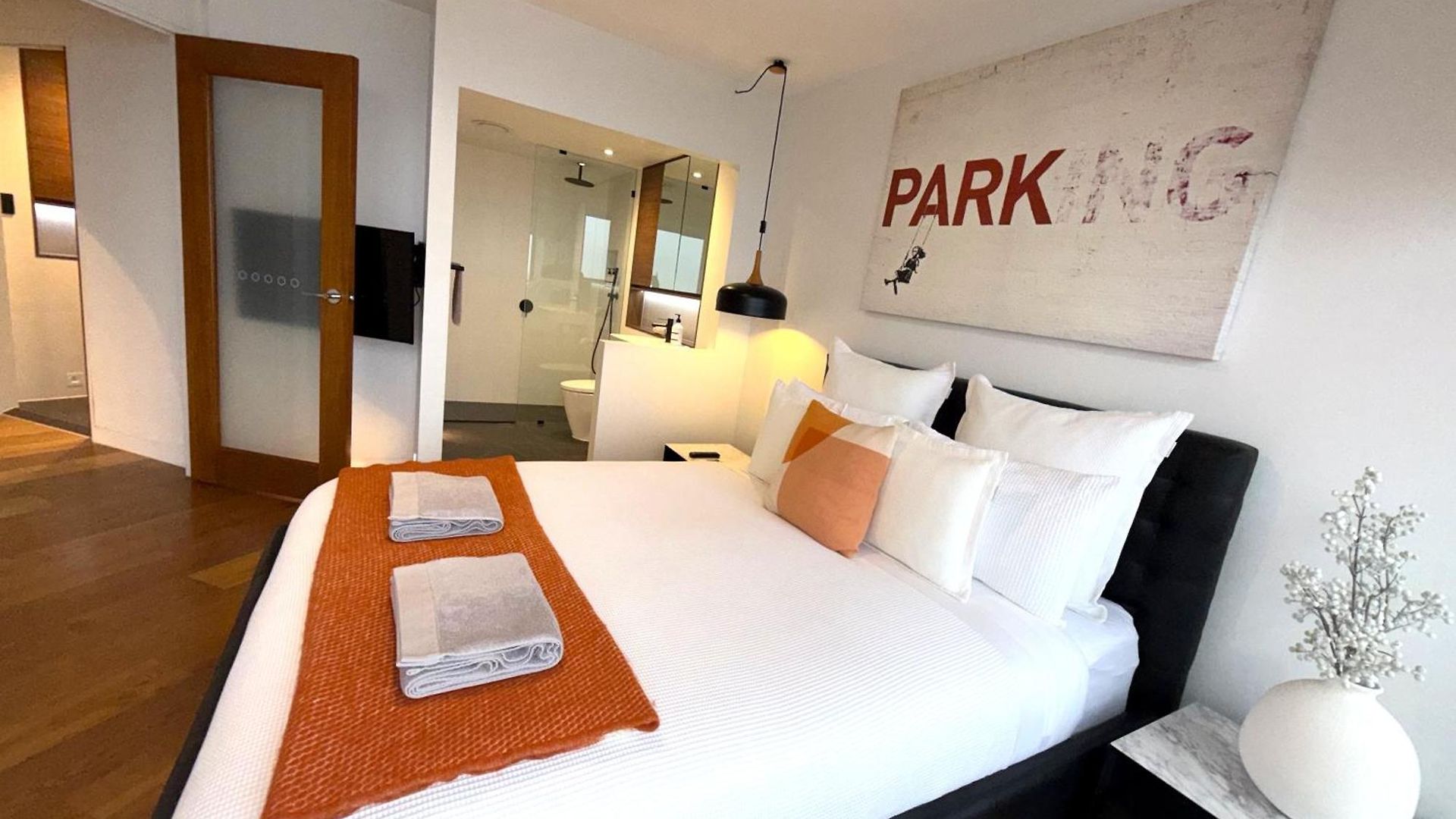 Luxury 2br - Skyline Views - Free Parking Apartment *