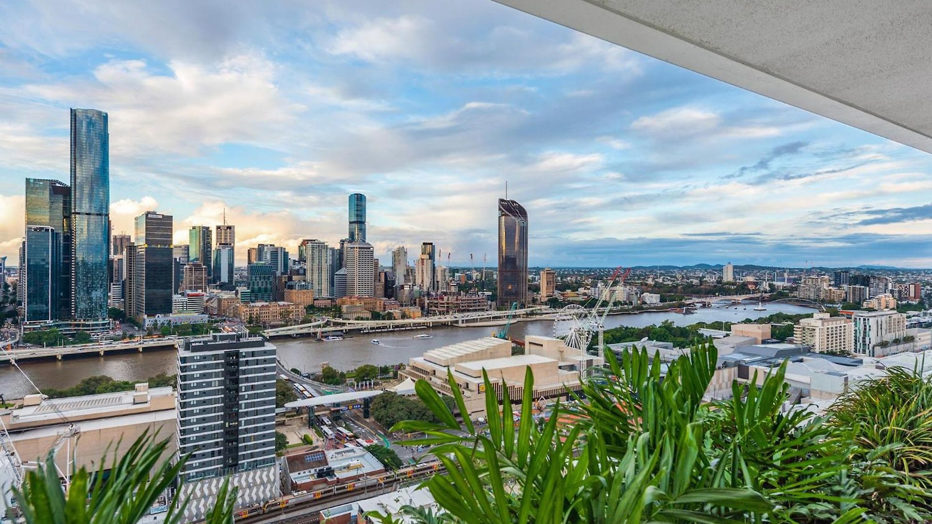 Million Dollar Views With King Bed, Pool, Gym, Wifi * Brisbane