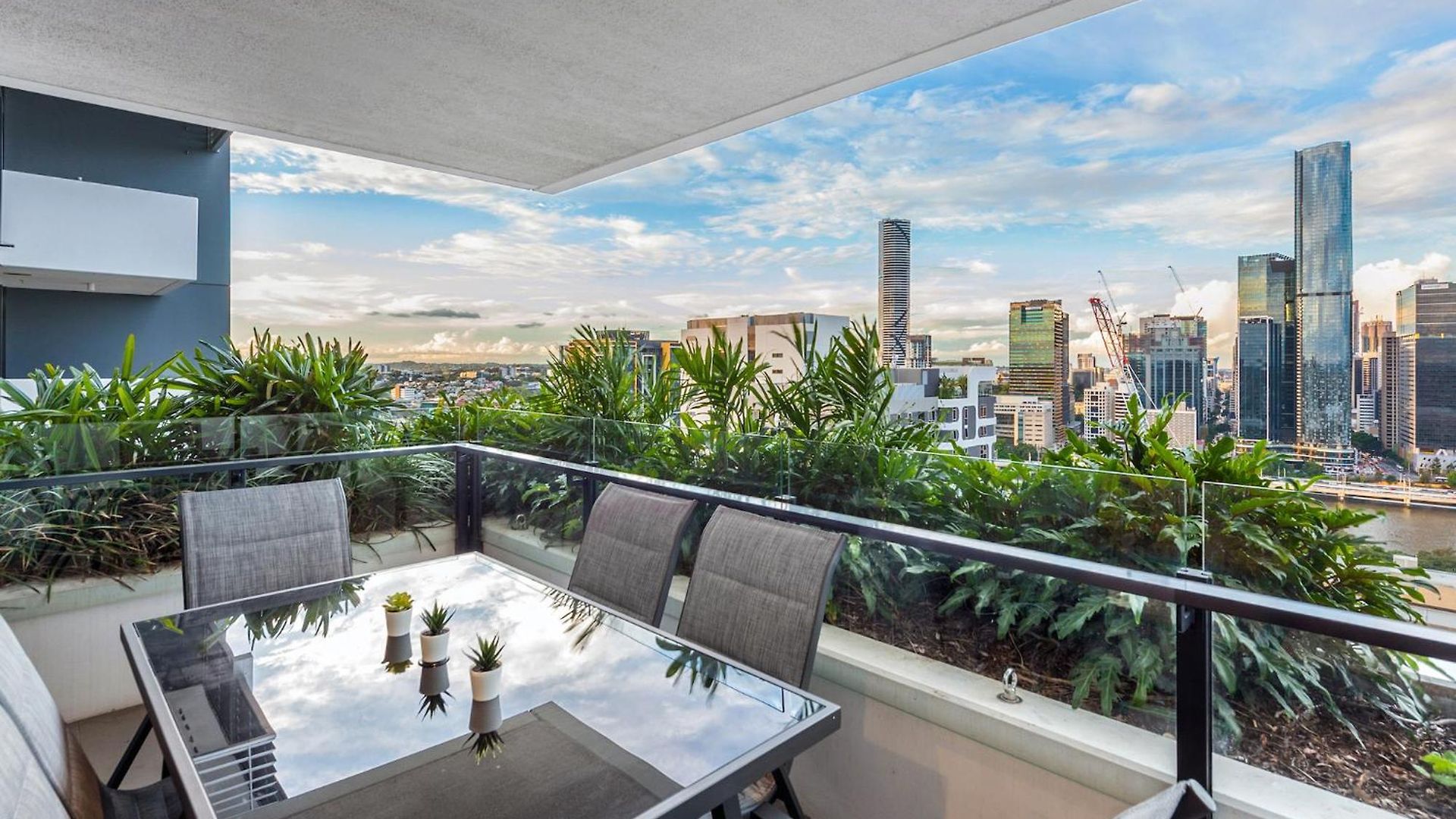 Million Dollar Views With King Bed, Pool, Gym, Wifi Apartment *