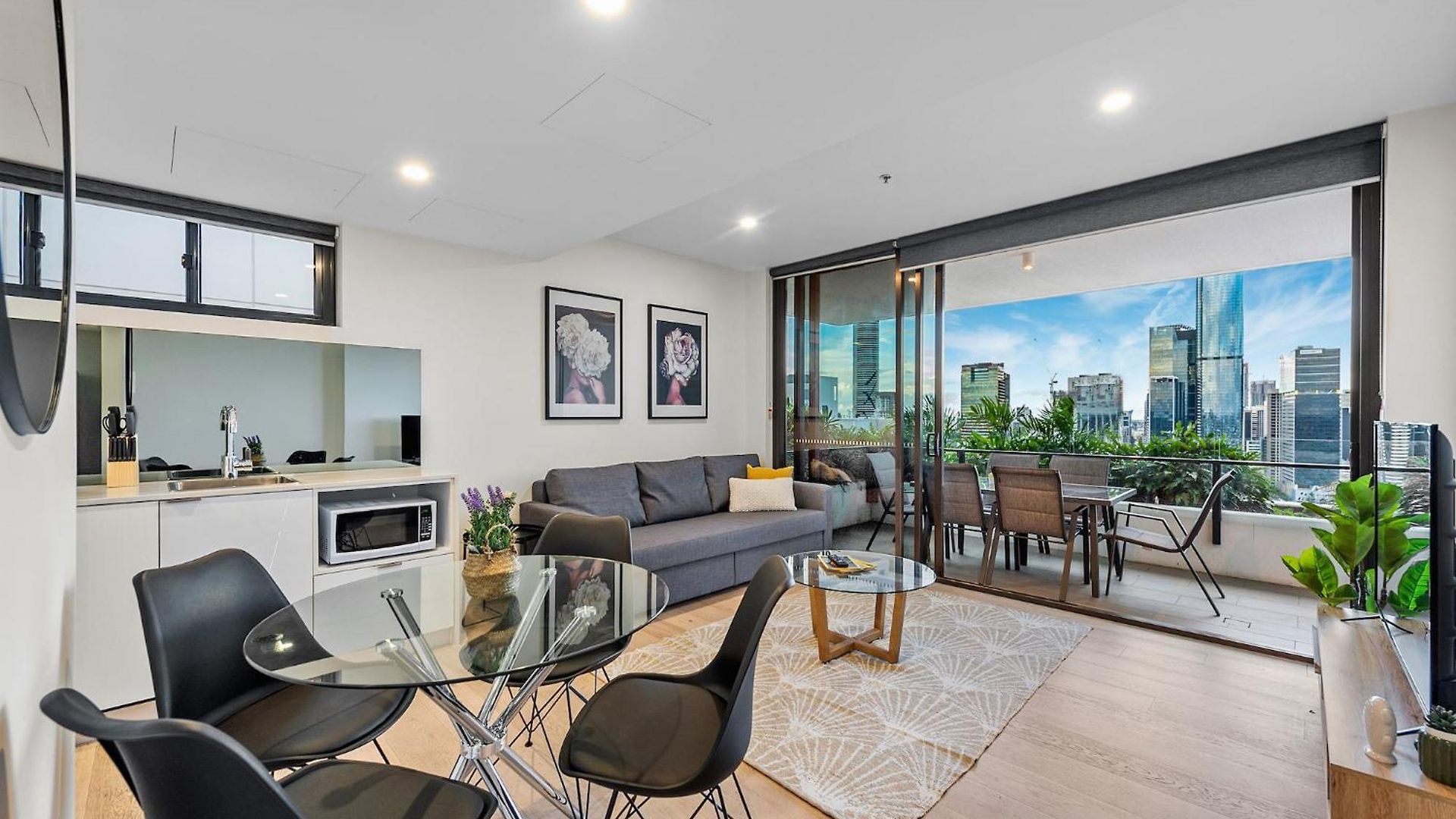 Apartment Million Dollar Views With King Bed, Pool, Gym, Wifi *
