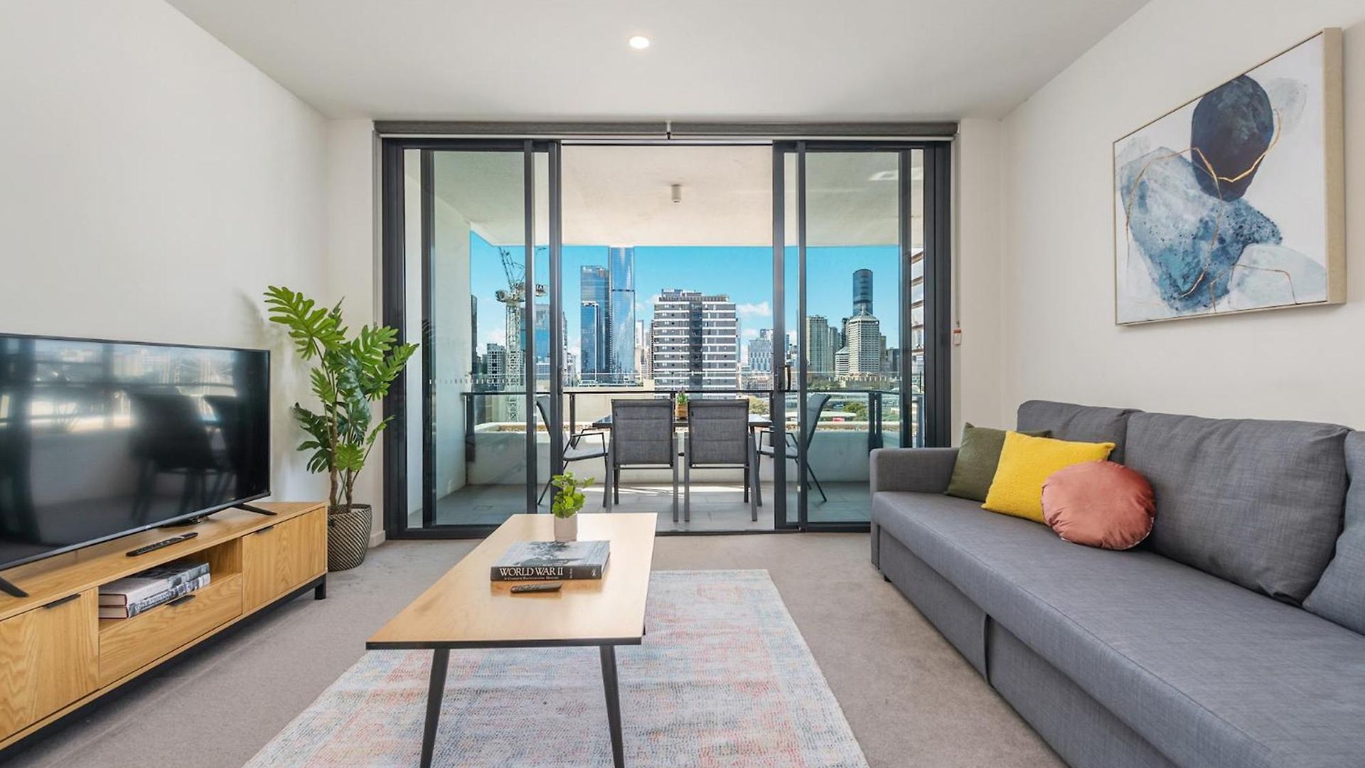 Stunning Views, King Beds, Gym, Pool, Parking