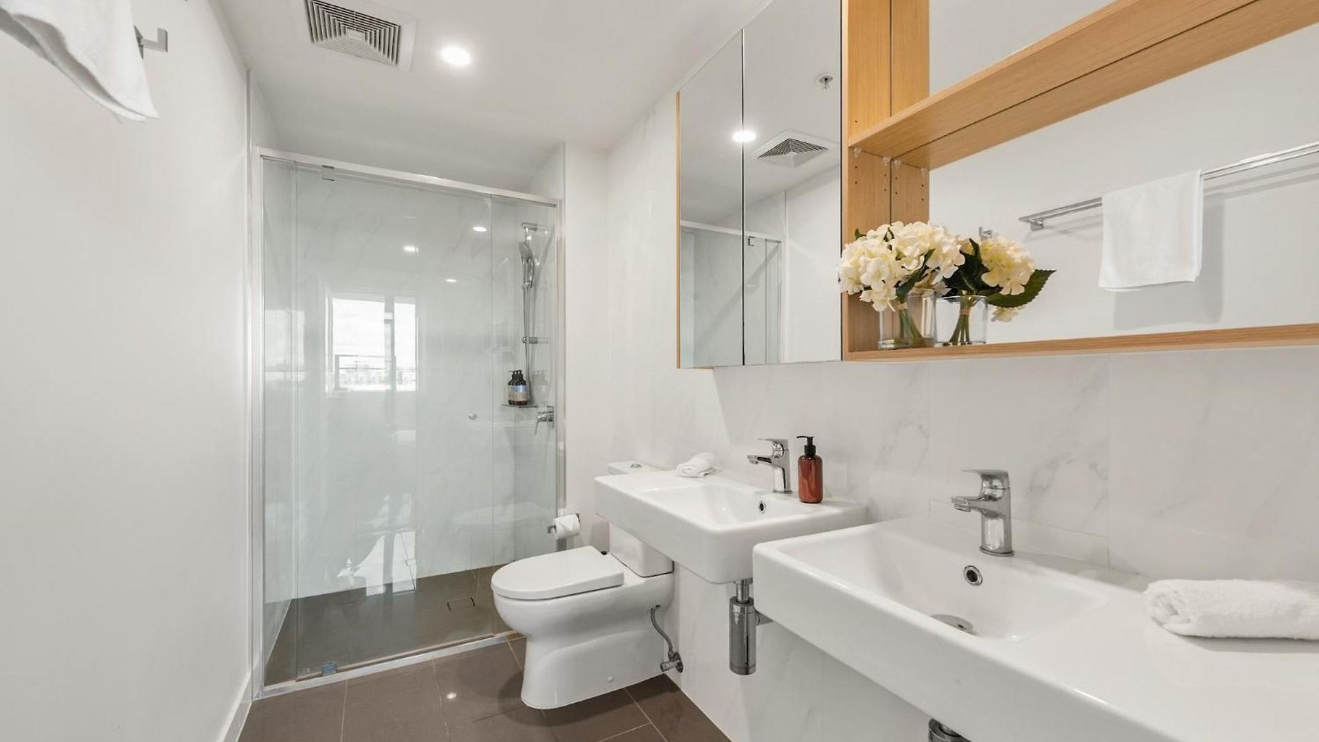 Stunning Views, King Beds, Gym, Pool, Parking Apartment