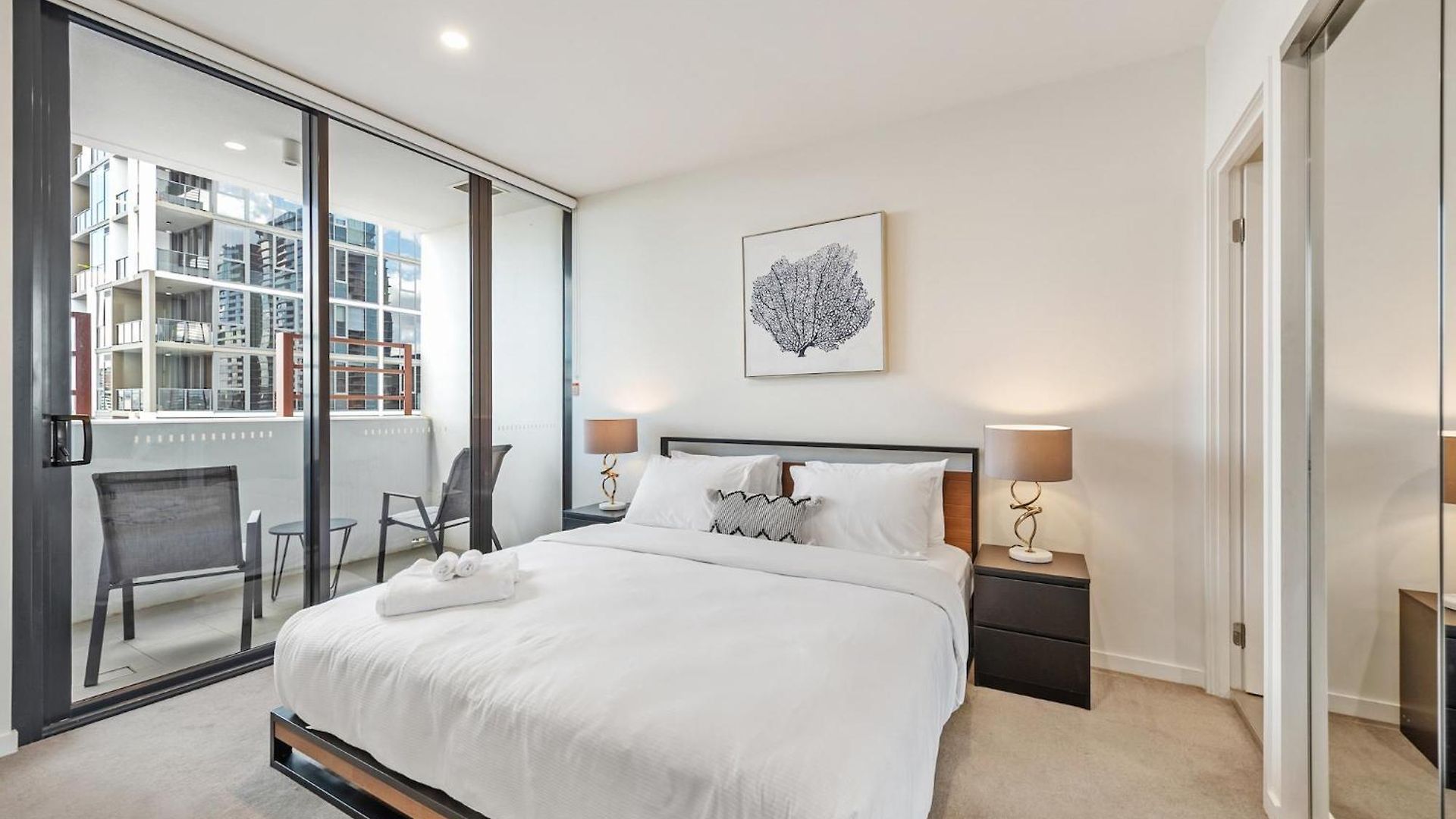 Stunning Views, King Beds, Gym, Pool, Parking *