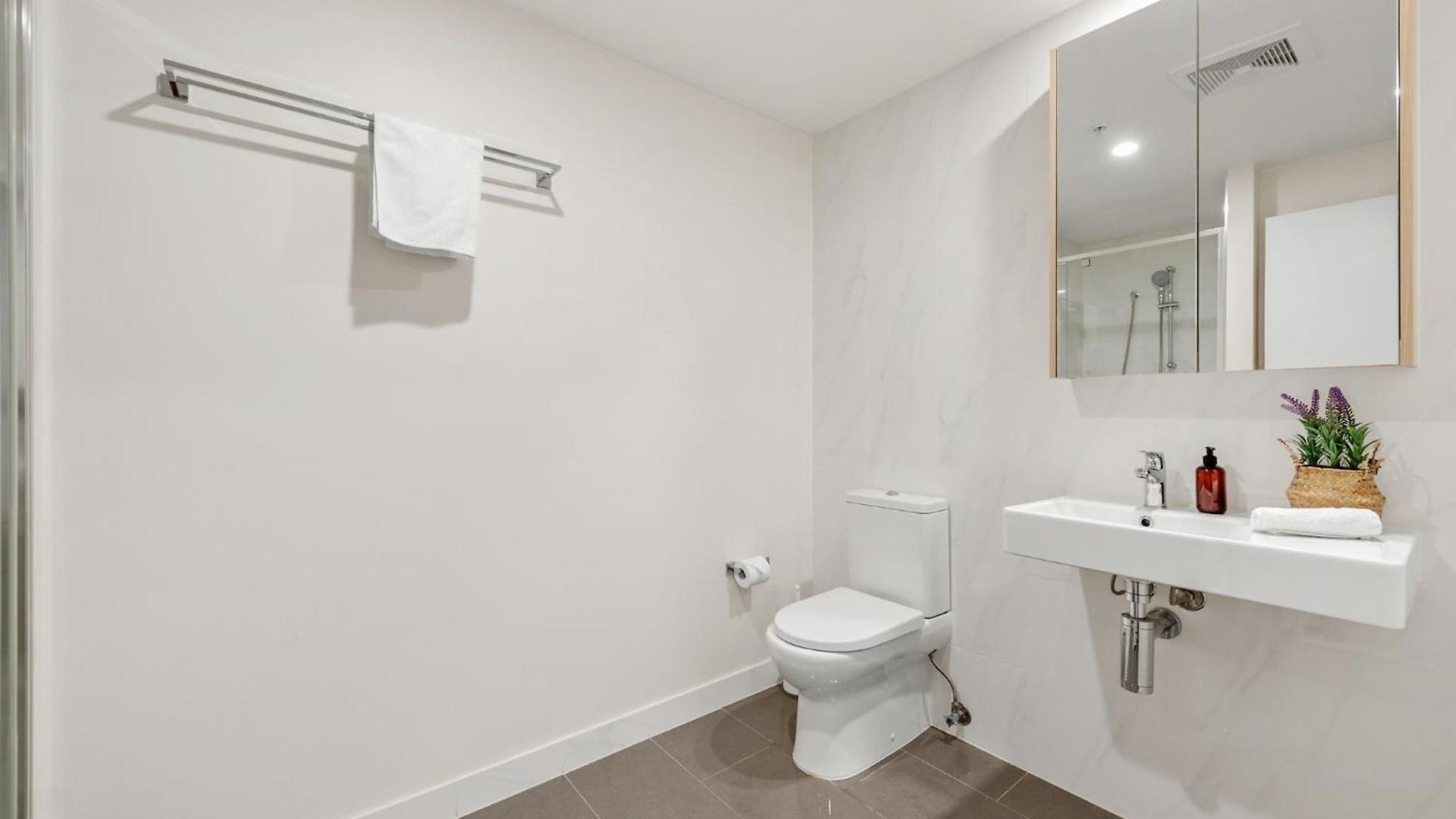 Apartment Stunning Views, King Beds, Gym, Pool, Parking