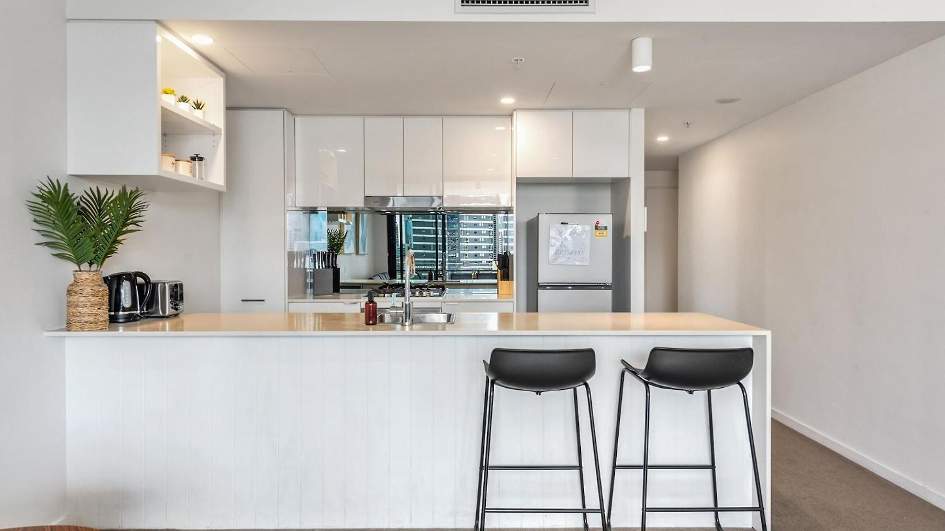 Apartment Stunning Views, King Beds, Gym, Pool, Parking *