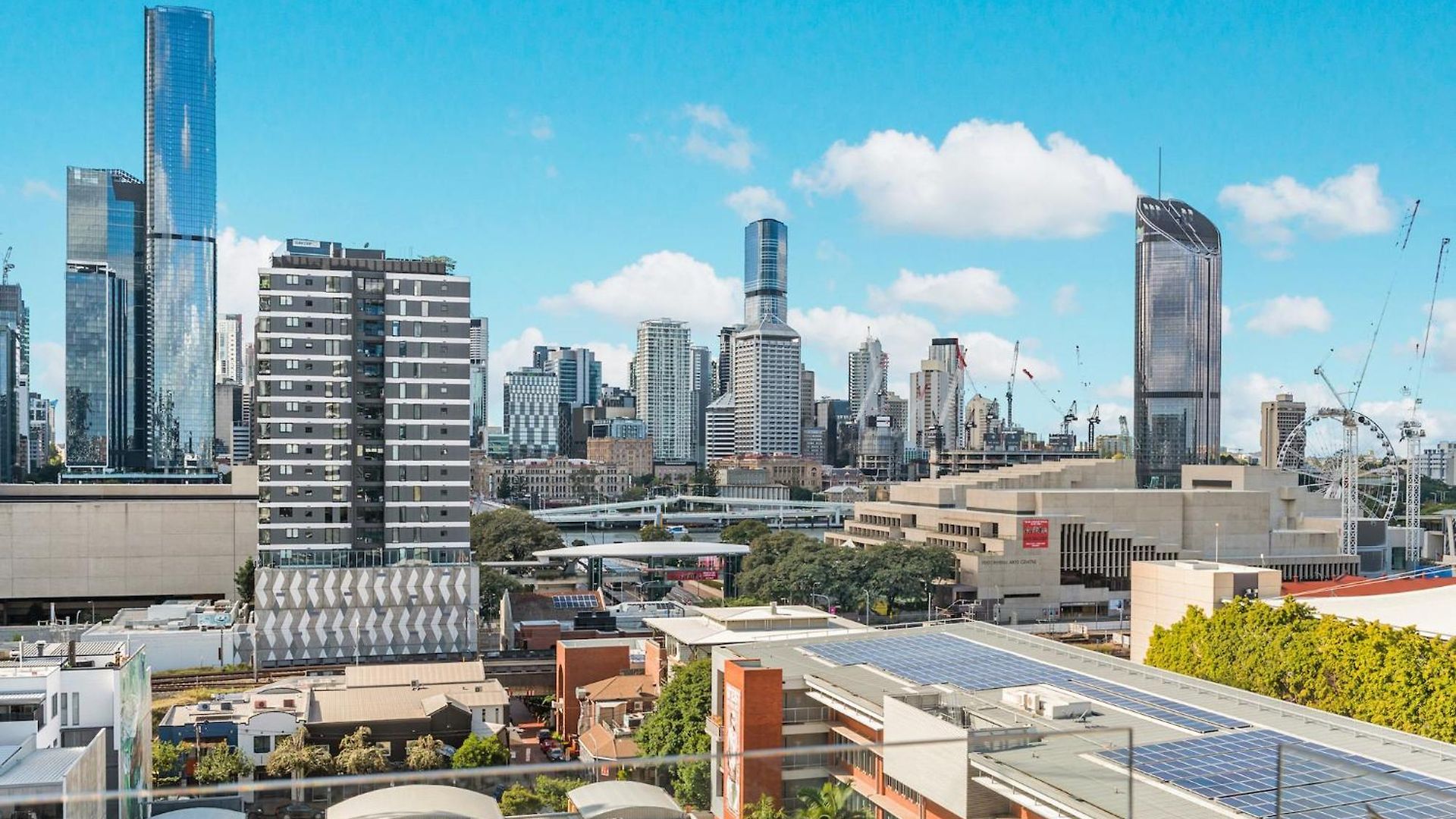 Stunning Views, King Beds, Gym, Pool, Parking * Brisbane