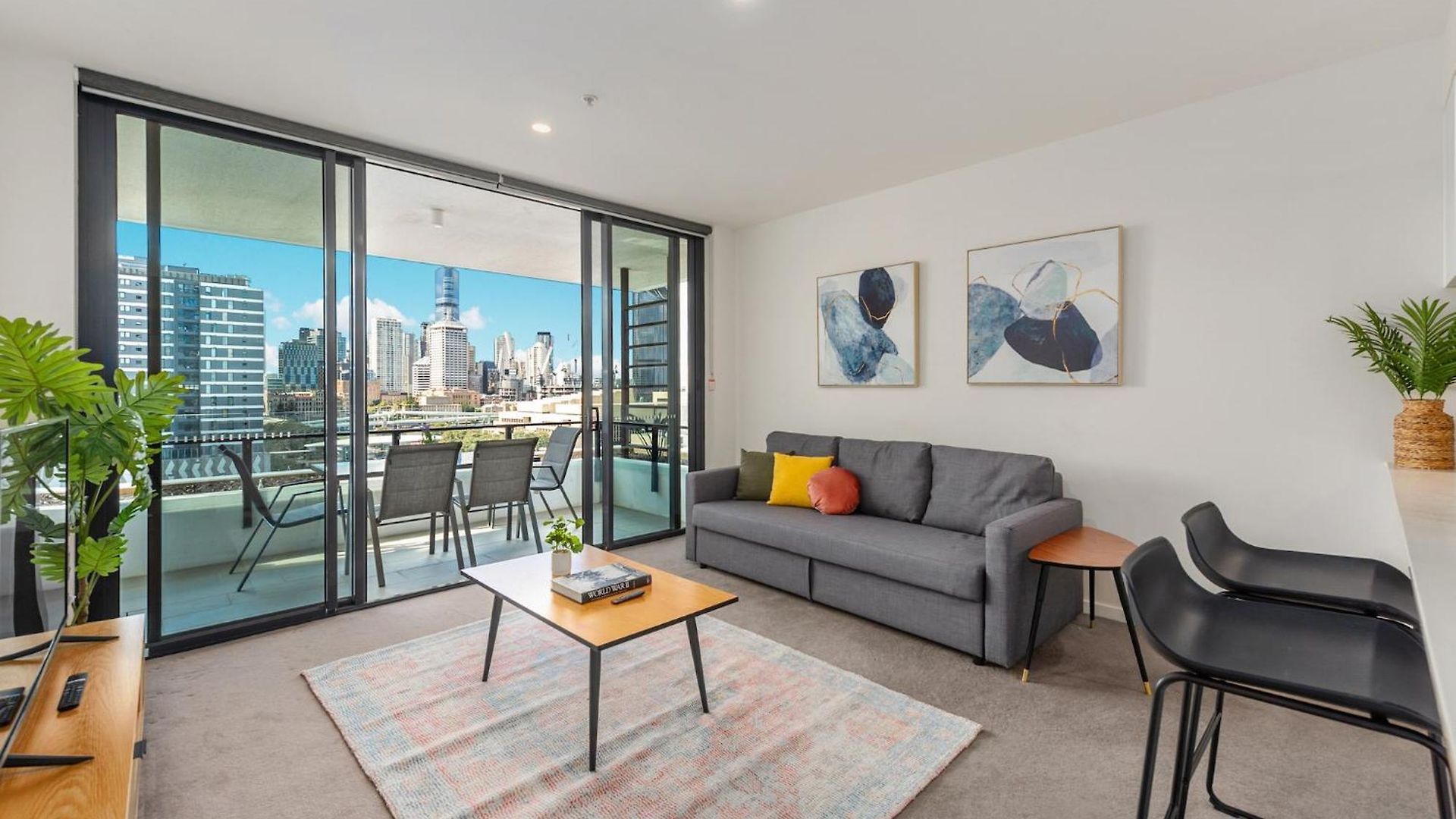 Stunning Views, King Beds, Gym, Pool, Parking