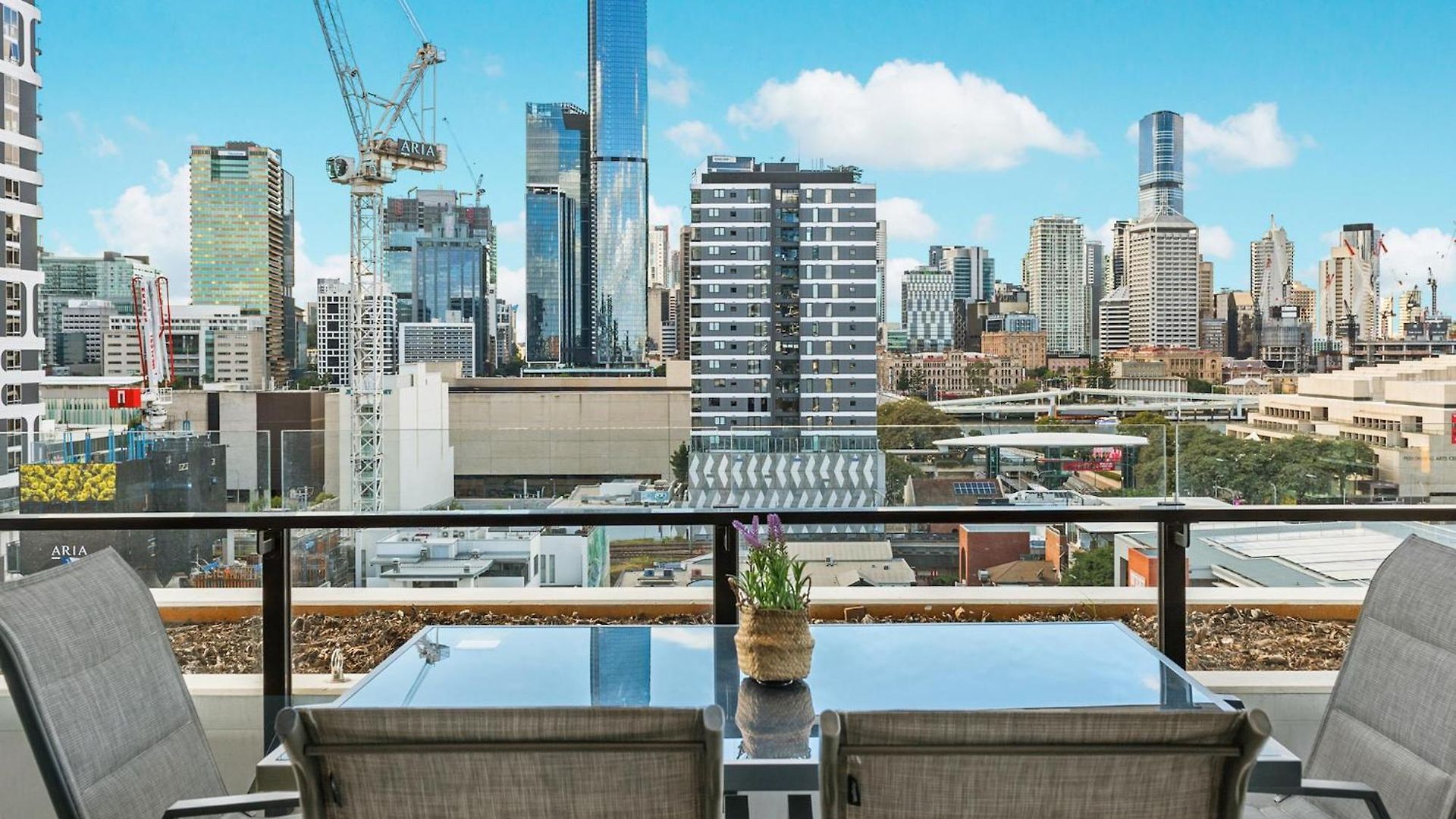 Stunning Views, King Beds, Gym, Pool, Parking
