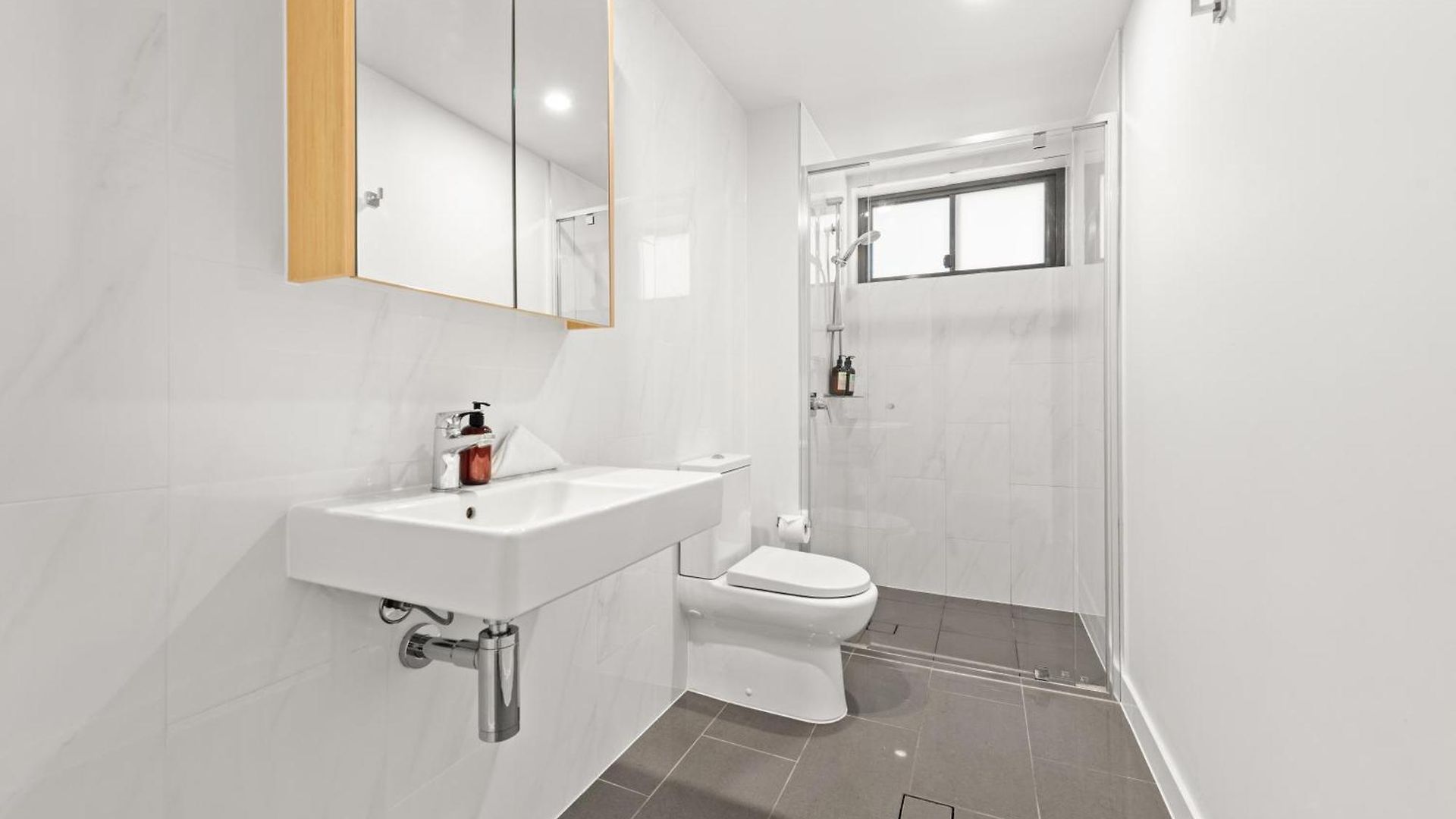 Stylish South Bank With King Bed, Pool And Balcony Apartment *