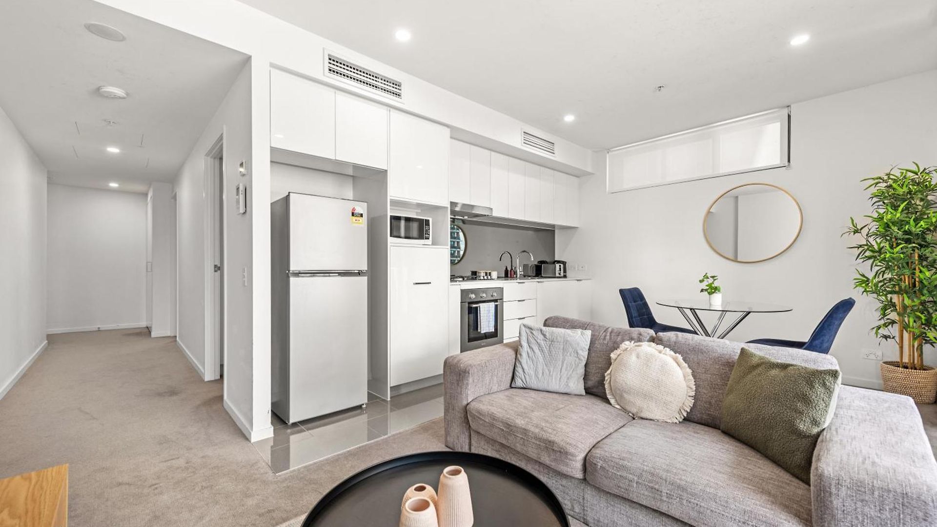 Stylish South Bank With King Bed, Pool And Balcony Apartment
