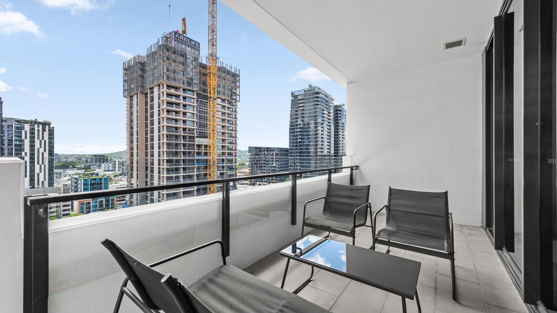 Stylish South Bank With King Bed, Pool And Balcony *