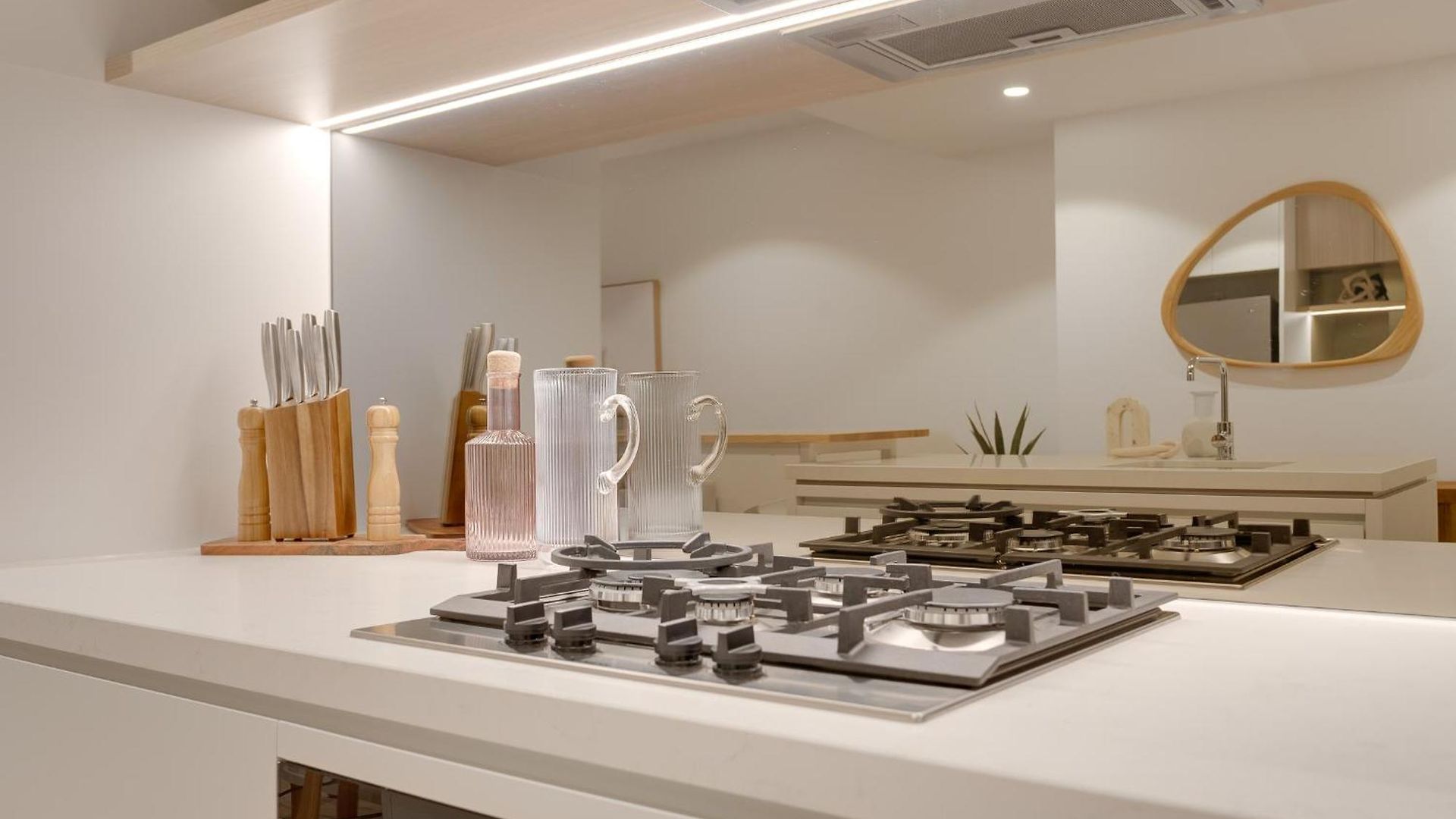 Modern - 1 Bedroom In Queen's Wharf Walk To Casino Apartment *